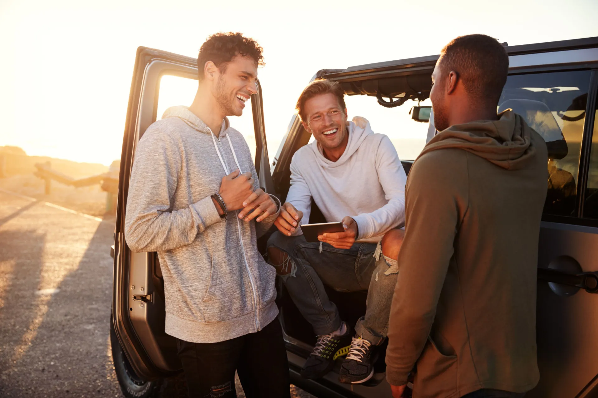 Um grupo de amigos diversos conversando e rindo em um ambiente descontraído.
