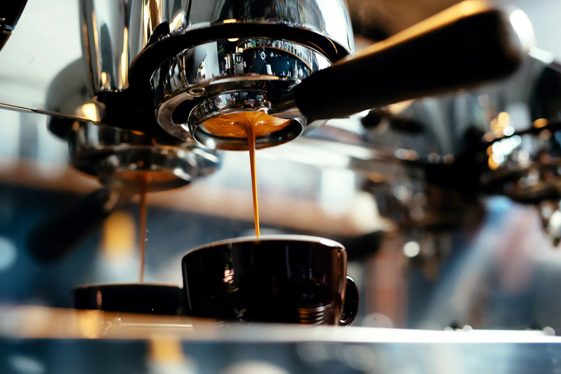 Xícara de café e uma taça de vinho, representando bebidas diuréticas que aumentam a produção de urina.