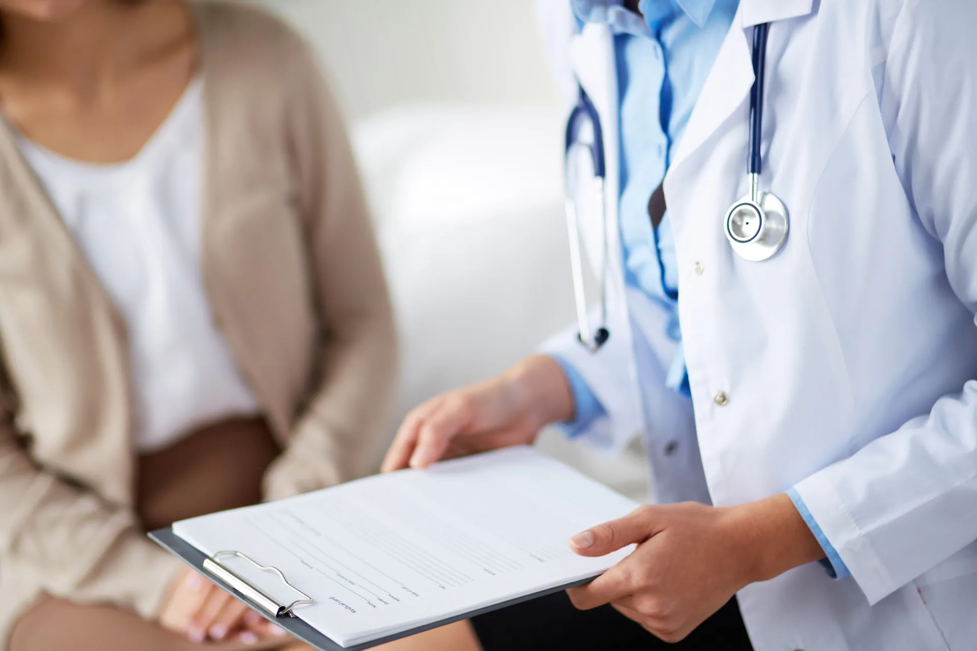 Médico e paciente olhando juntos para os resultados de um exame.