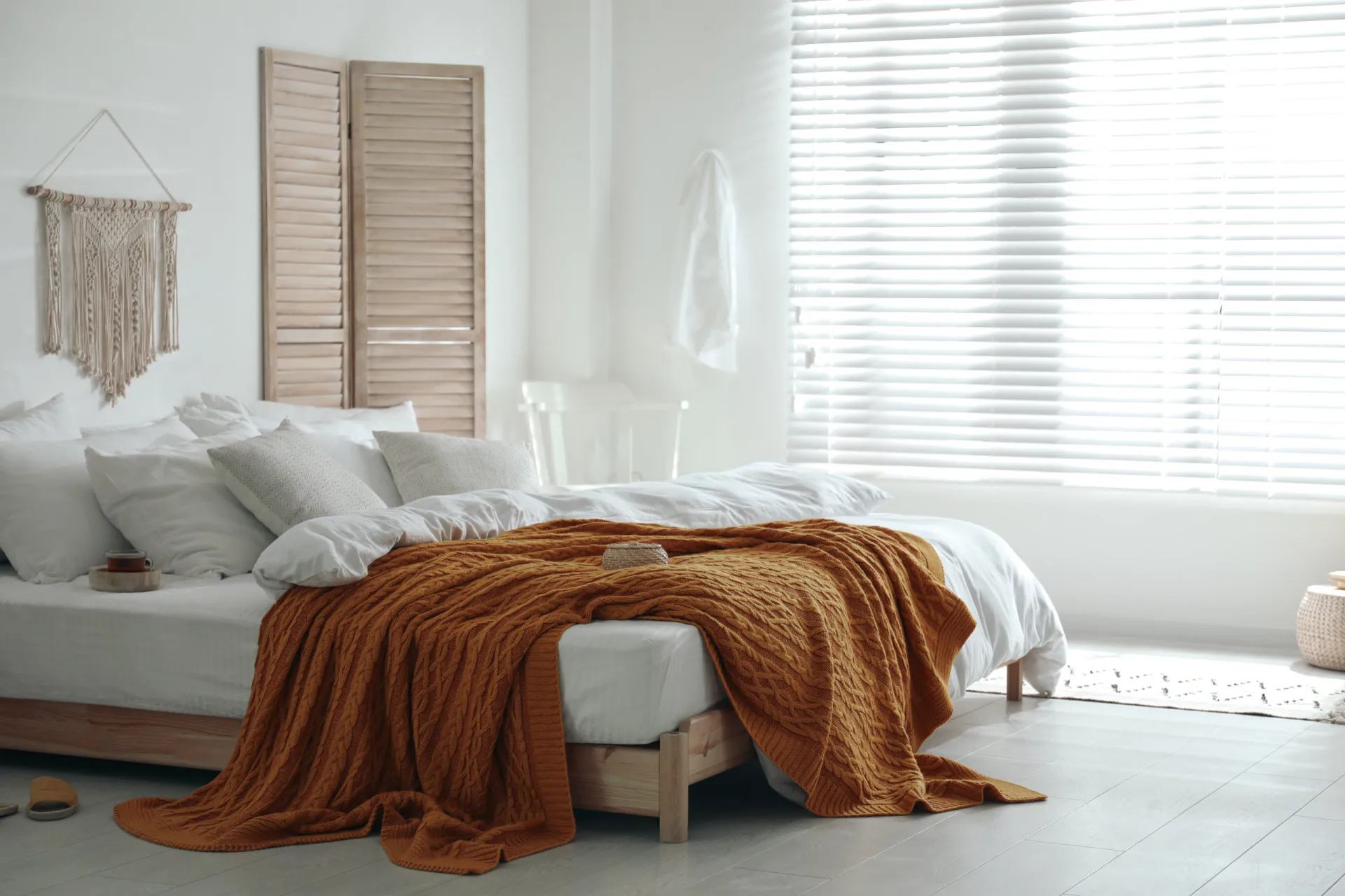 Cama confortável com lençóis limpos e travesseiros macios em um quarto agradável.