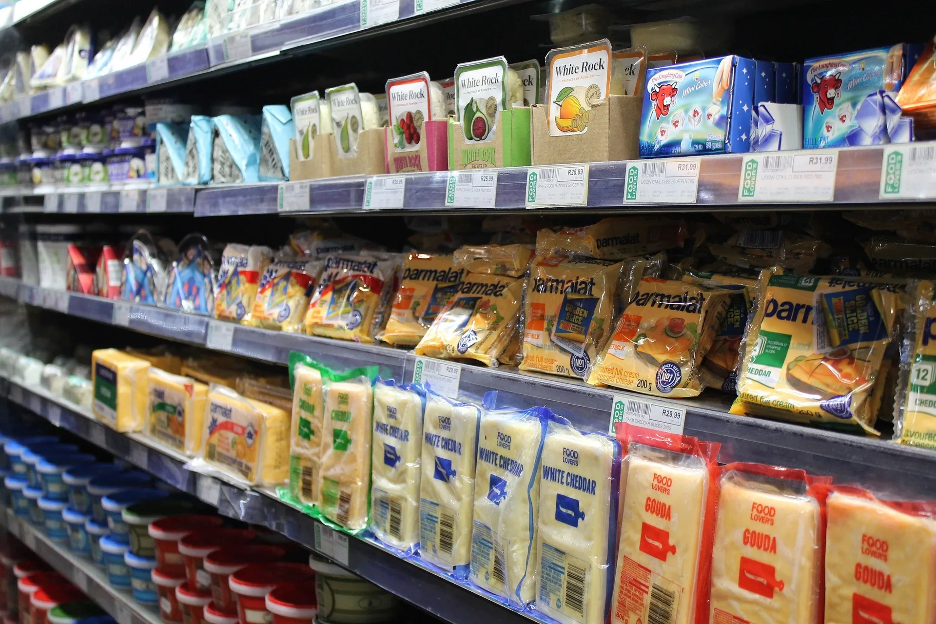 Prateleira de despensa bem abastecida com alimentos enlatados e não perecíveis.