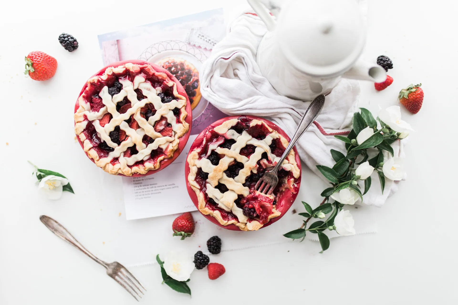 Fatia de torta rústica de frutas vermelhas com massa dourada.