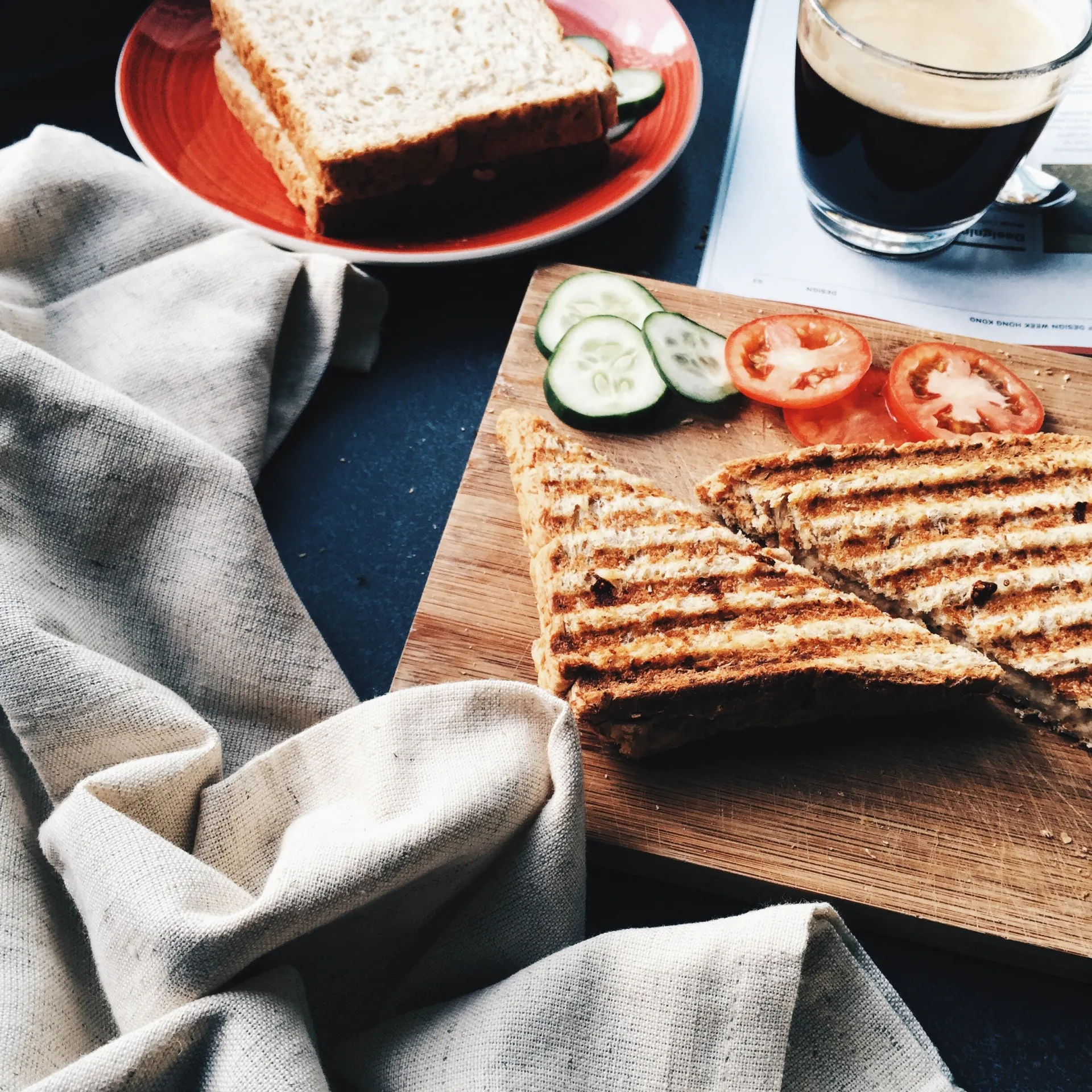 Panini de atum tostado e cortado ao meio, mostrando o recheio cremoso.