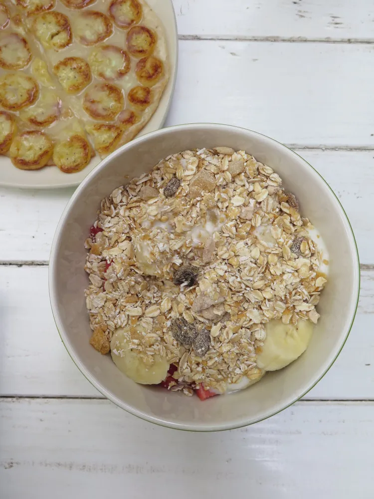 Tigela de mingau de aveia com sementes de chia, frutas vermelhas e coco ralado.