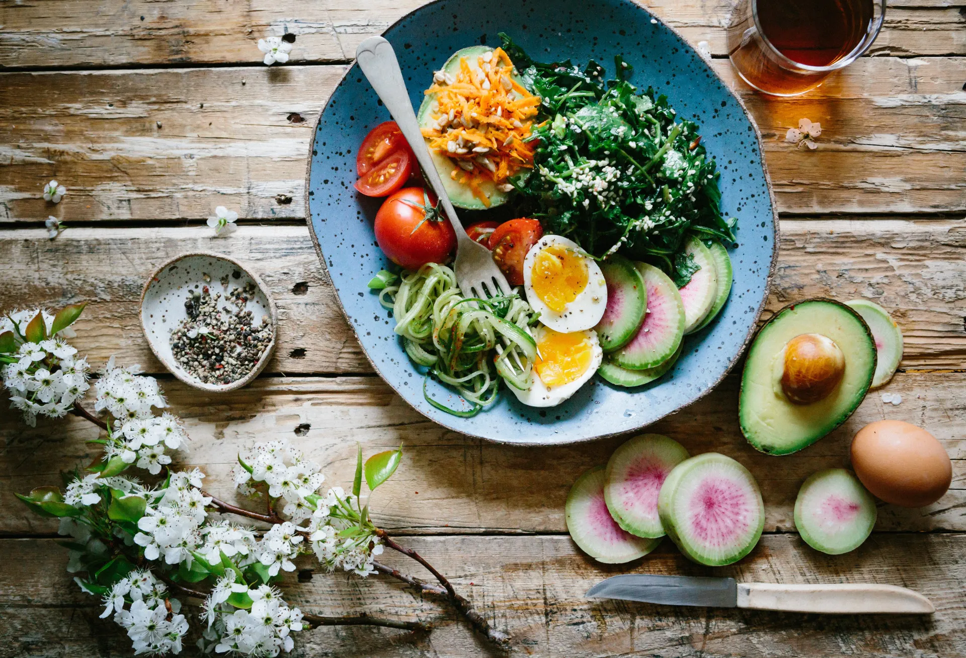 Salada completa com mix de folhas, vegetais, sementes e uma fonte de proteína.