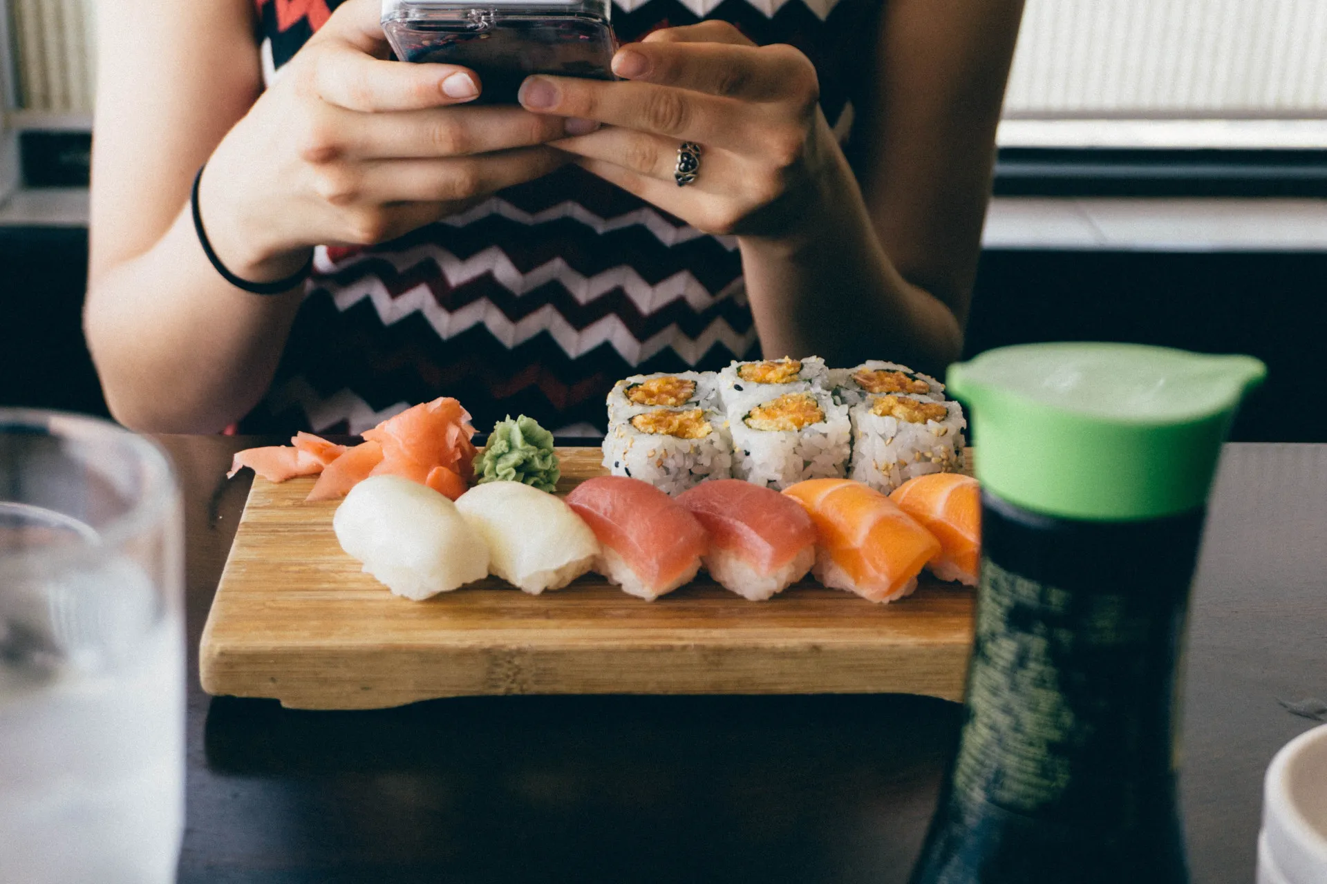 Bandeja de madeira com uma variedade de peças de sushi, como niguiris e makis.