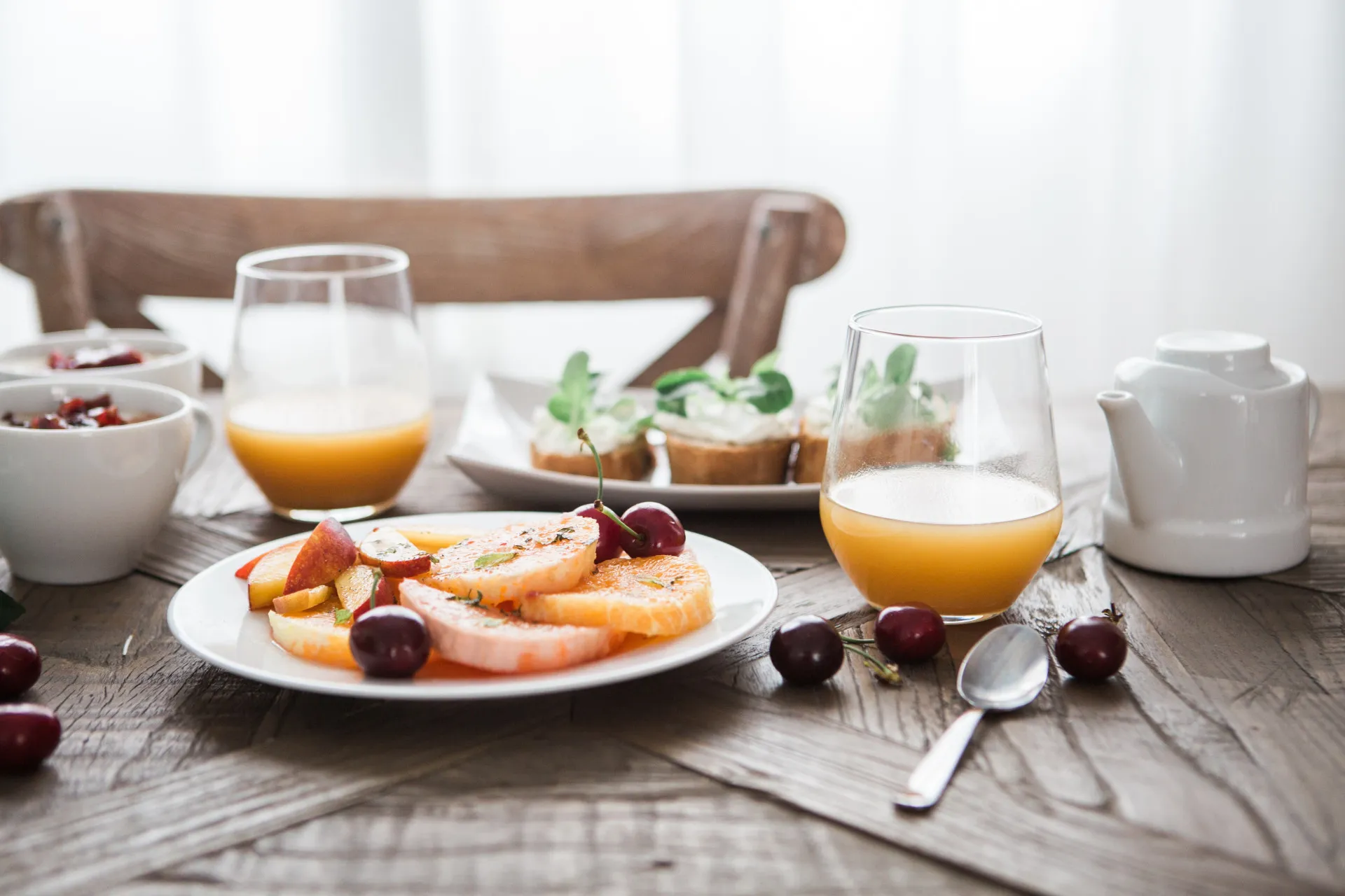 Prato grande com uma seleção variada de frutas fatiadas, incluindo melancia, kiwi e uvas.
