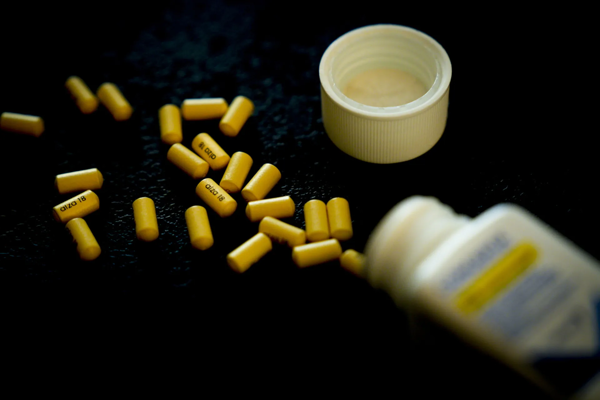 Caixa de ferramentas com diferentes opções de tratamento, como medicação, terapia e coaching.