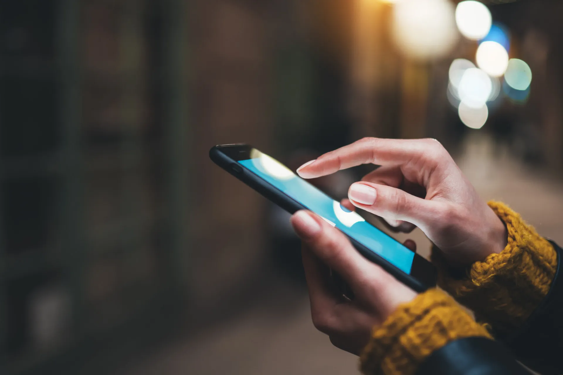 Pessoa colocando o celular de lado e focando em um livro, simbolizando a necessidade de desconectar.