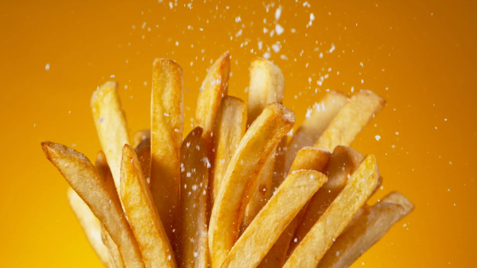 Batatas fritas tipo chips em uma tigela, representando alimentos processados e salgados.