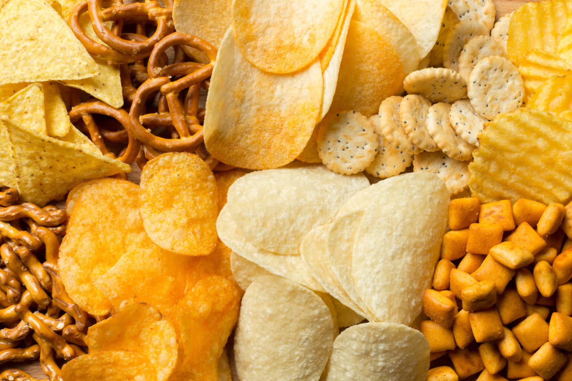 Uma pessoa adicionando uma grande quantidade de sal a um prato de comida.