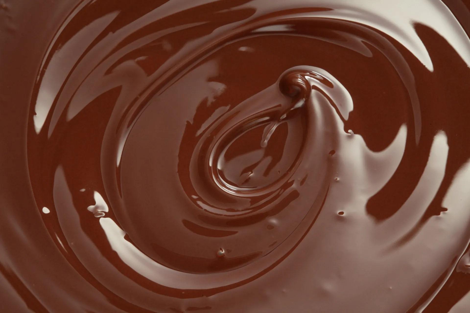 Uma variedade de bombons de chocolate e trufas arranjados de forma atraente.
