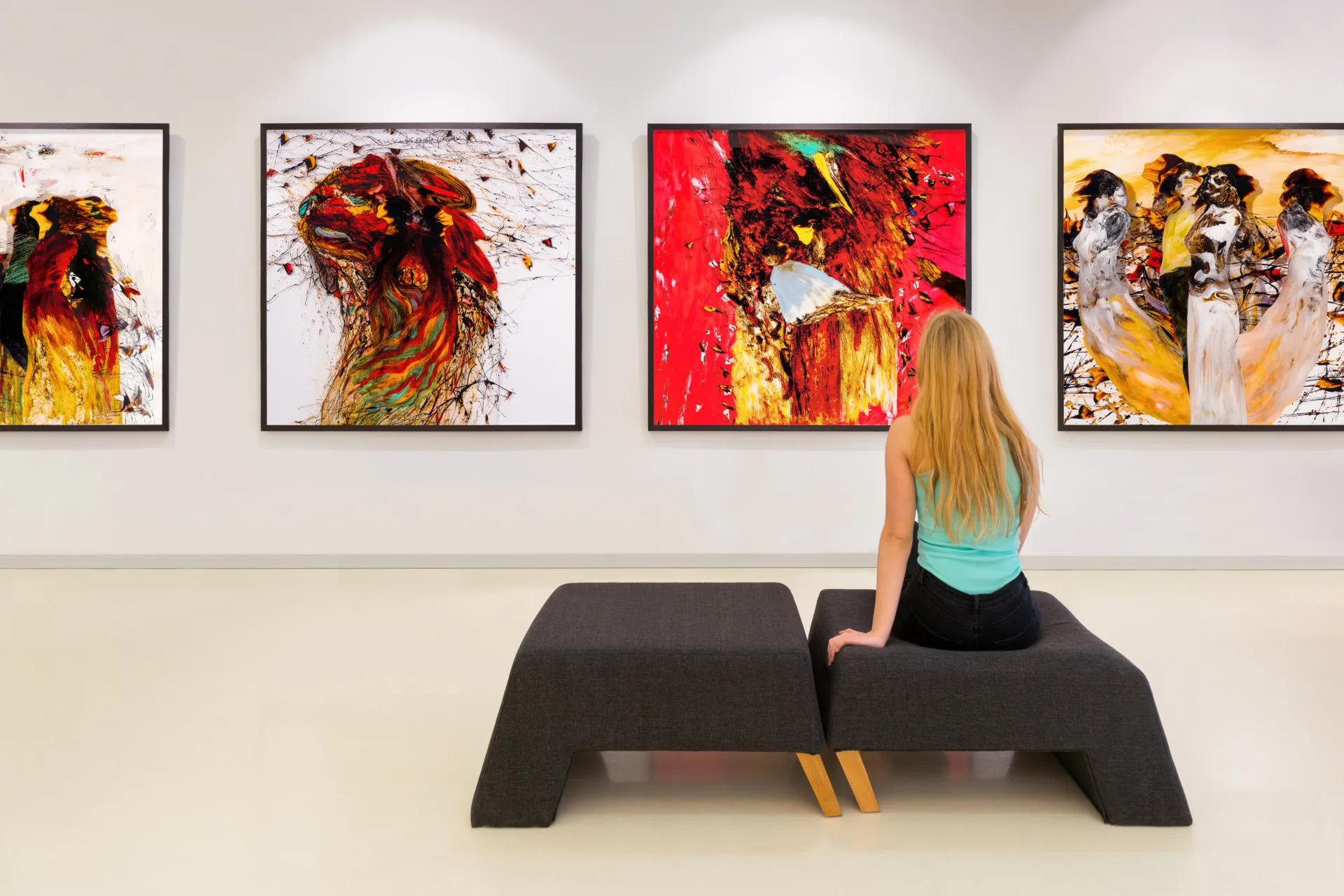 Pessoa sentindo tontura e mal-estar dentro de uma galeria de arte.