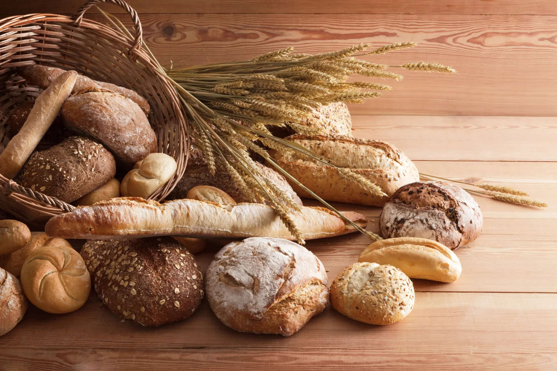 Close-up de grãos de trigo e cevada, ingredientes ricos em carboidratos que podem ser fermentados.