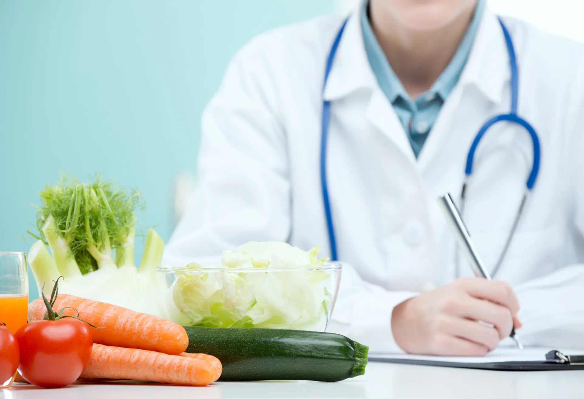 Médico conversando com um paciente, planejando um tratamento específico e individualizado.