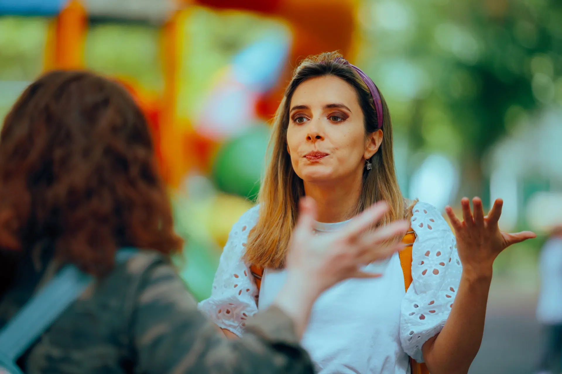 Casal de costas um para o outro após uma briga, mostrando o ressentimento.
