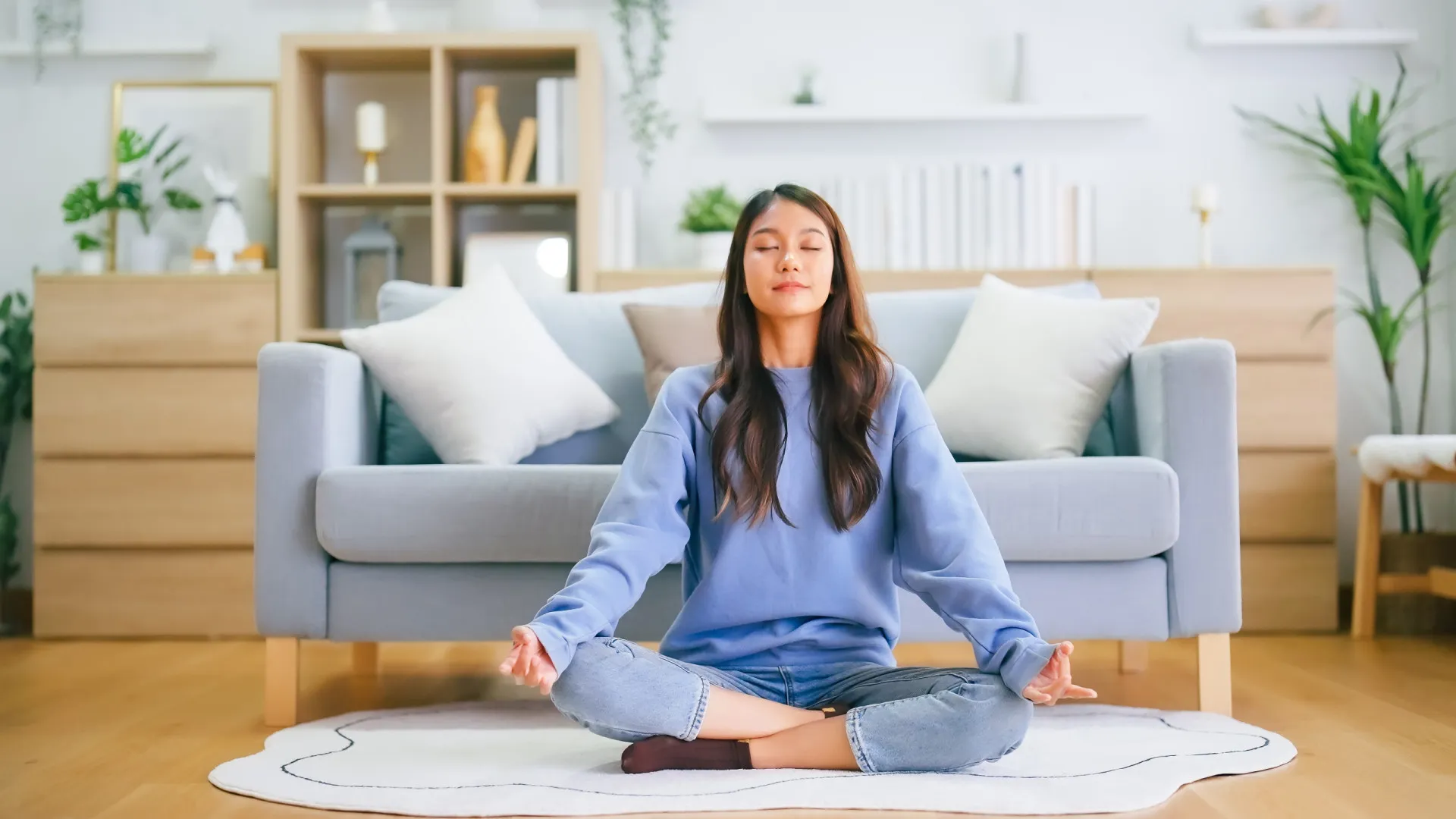 Pessoa meditando em silêncio, buscando clareza e conexão com seu eu interior.