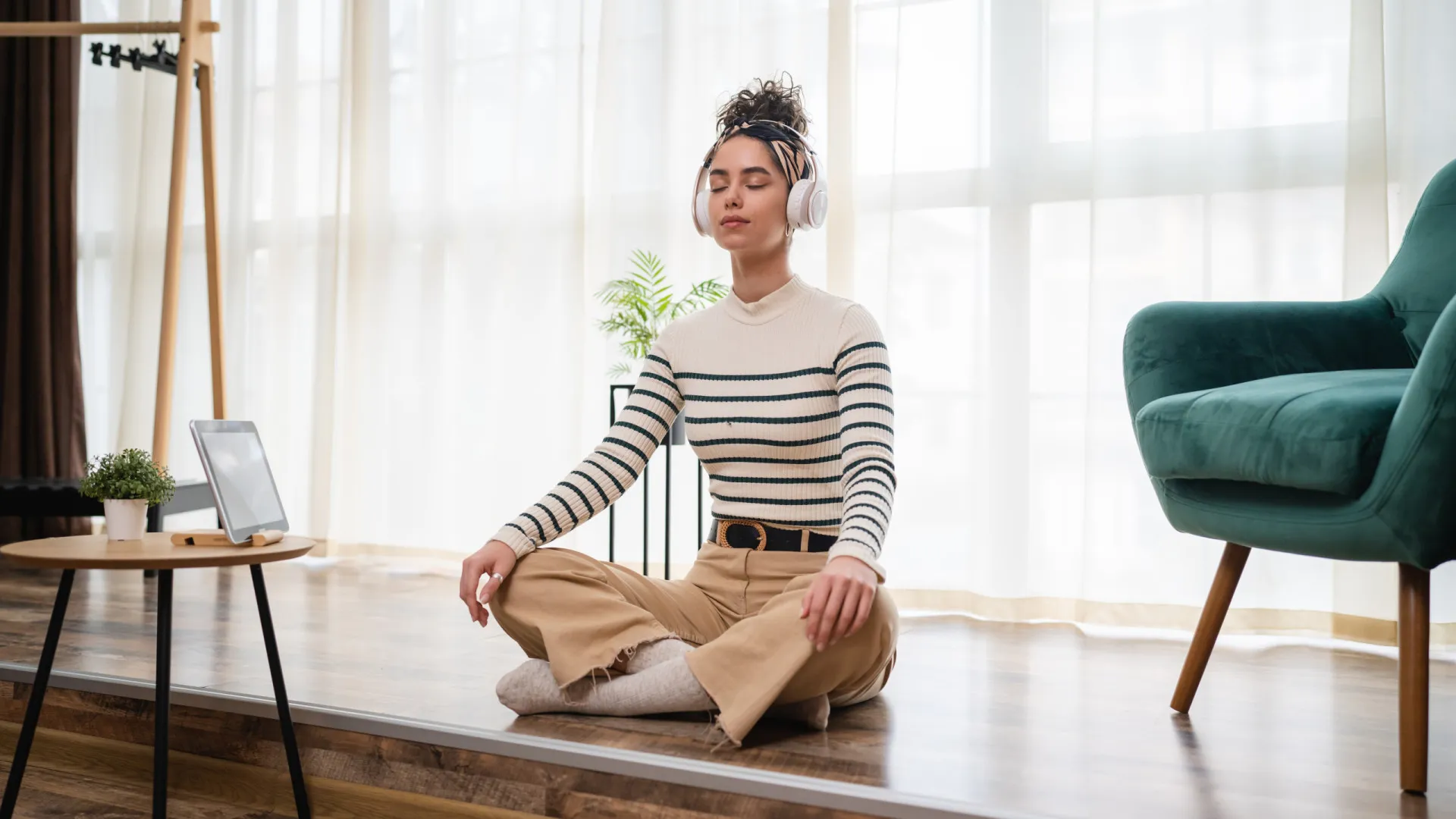 Pessoa acendendo uma vela em um quarto escuro, simbolizando o ato de trazer consciência.