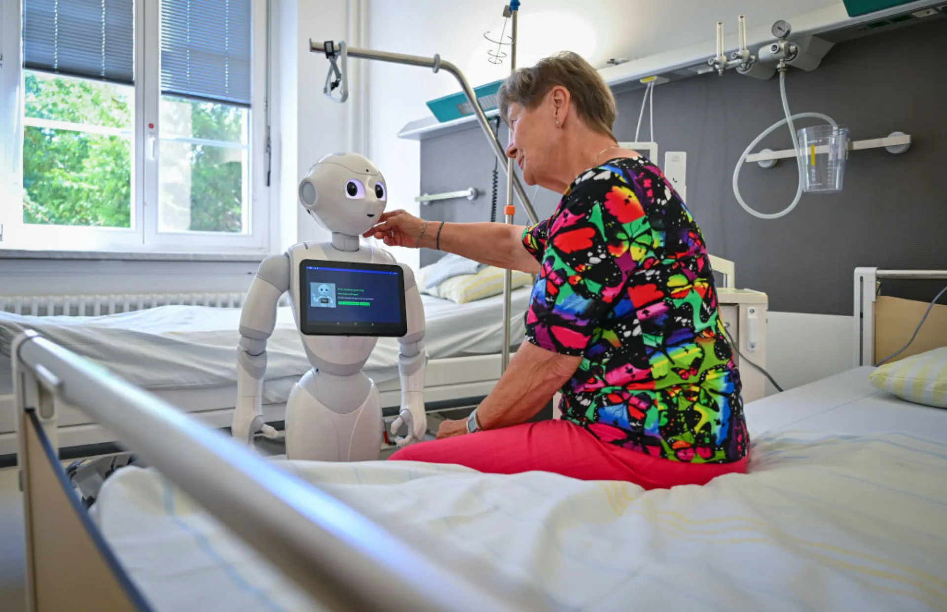 Tela de um dispositivo mostrando uma videochamada iniciada automaticamente com um familiar.