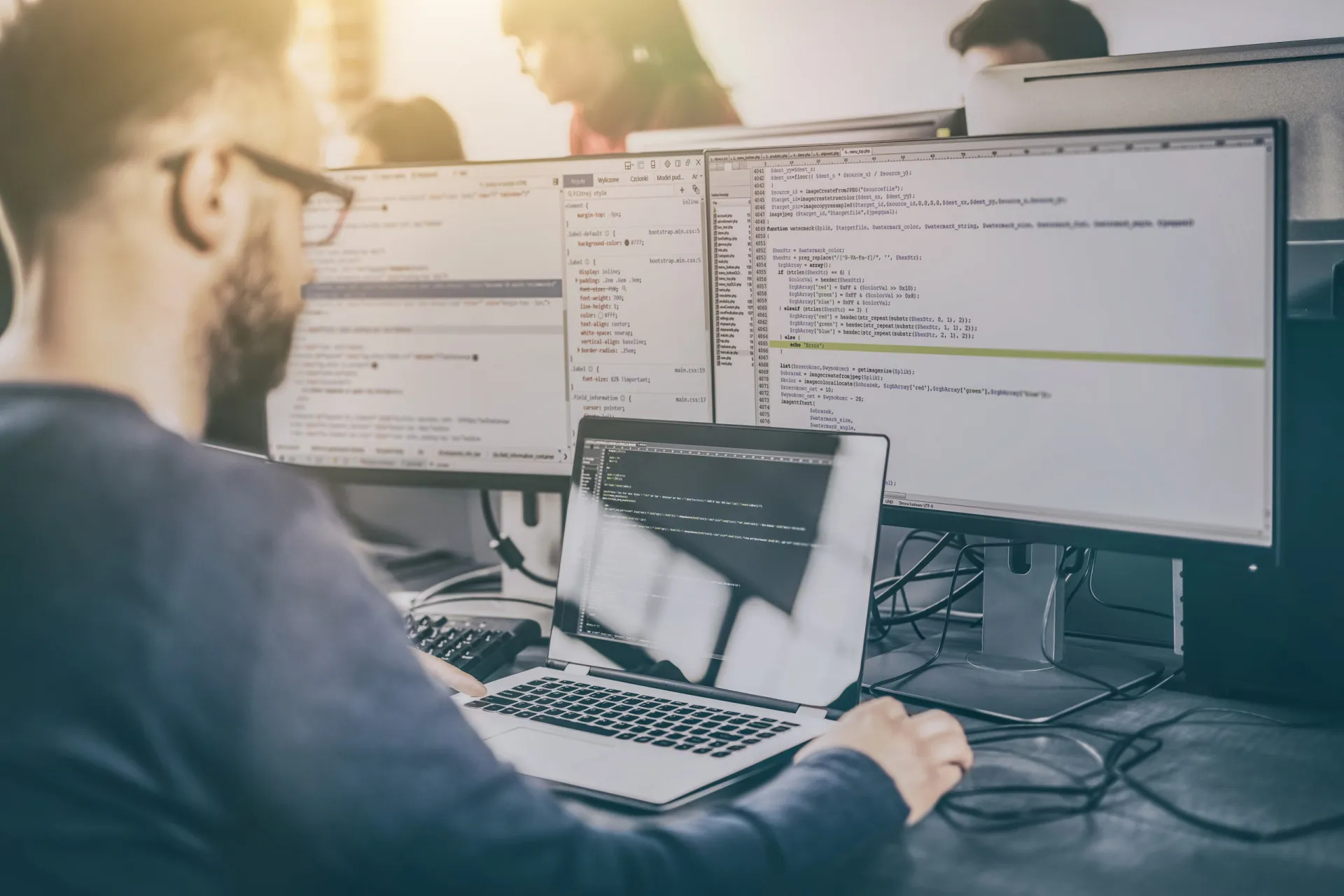 Desenvolvedor web trabalhando em um laptop em um café aconchegante.