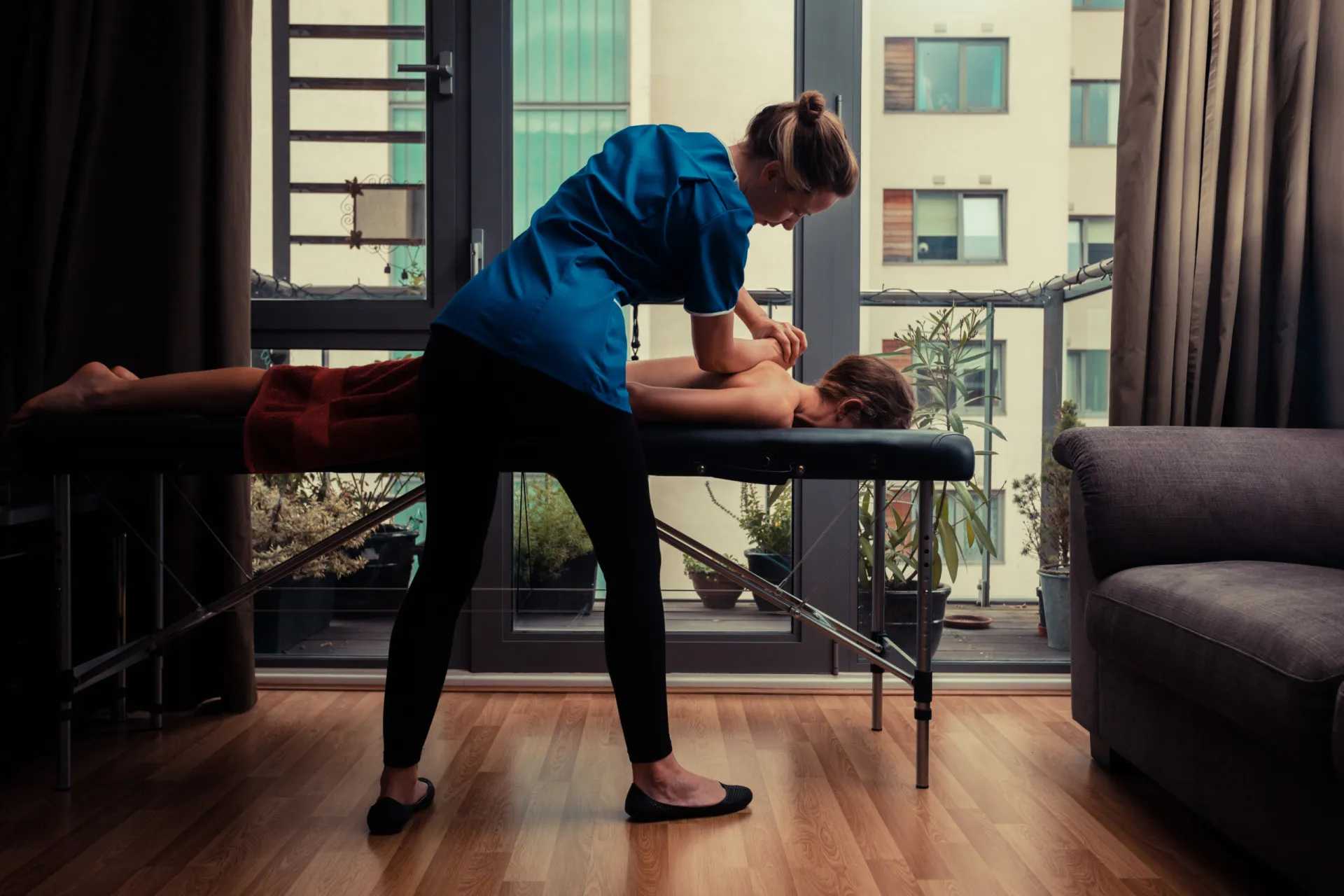 Massoterapeuta aplicando uma massagem em um cliente em um ambiente de spa sereno.