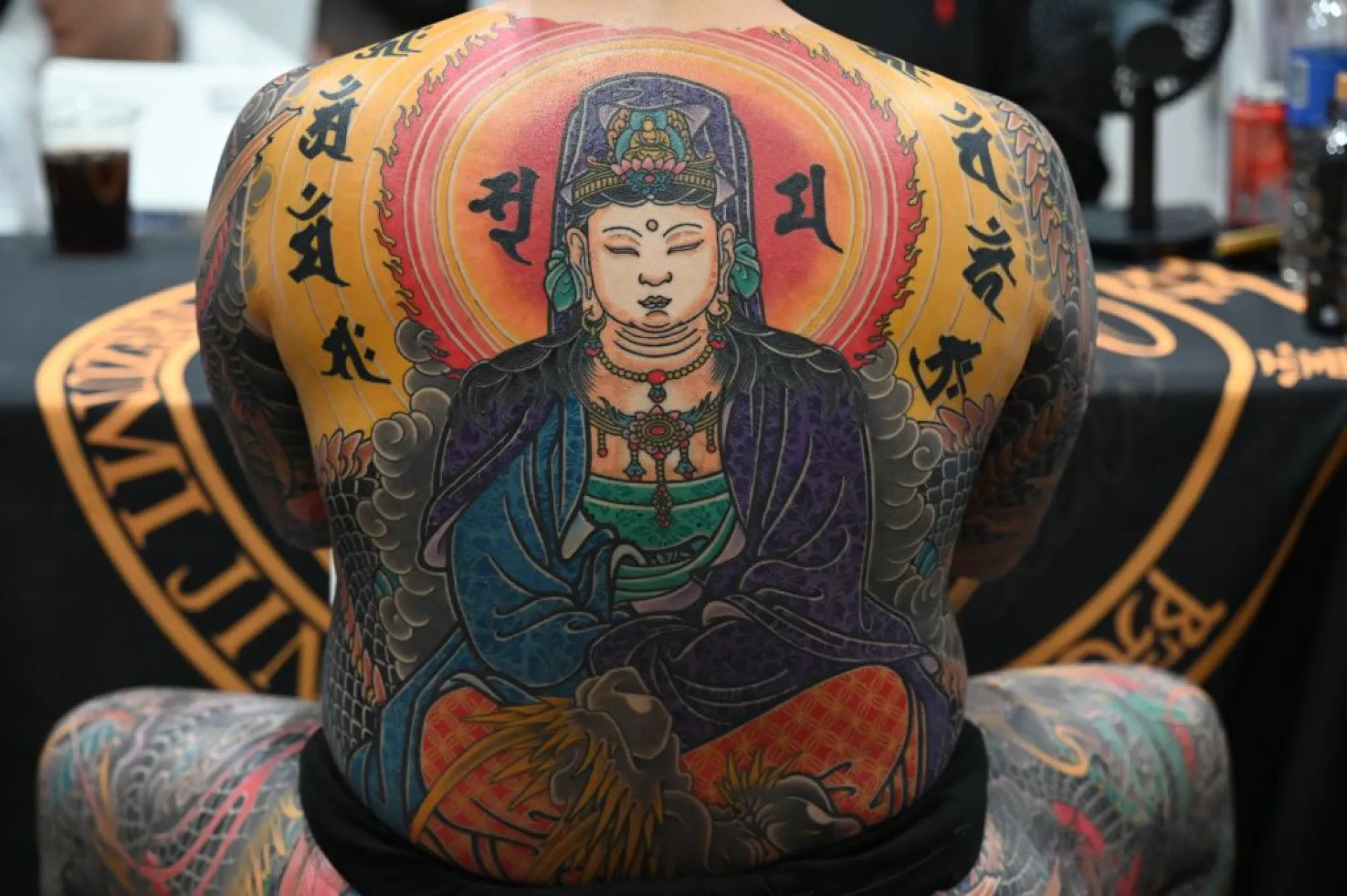 Pessoa com as costas inteiramente cobertas por uma tatuagem grande e complexa.
