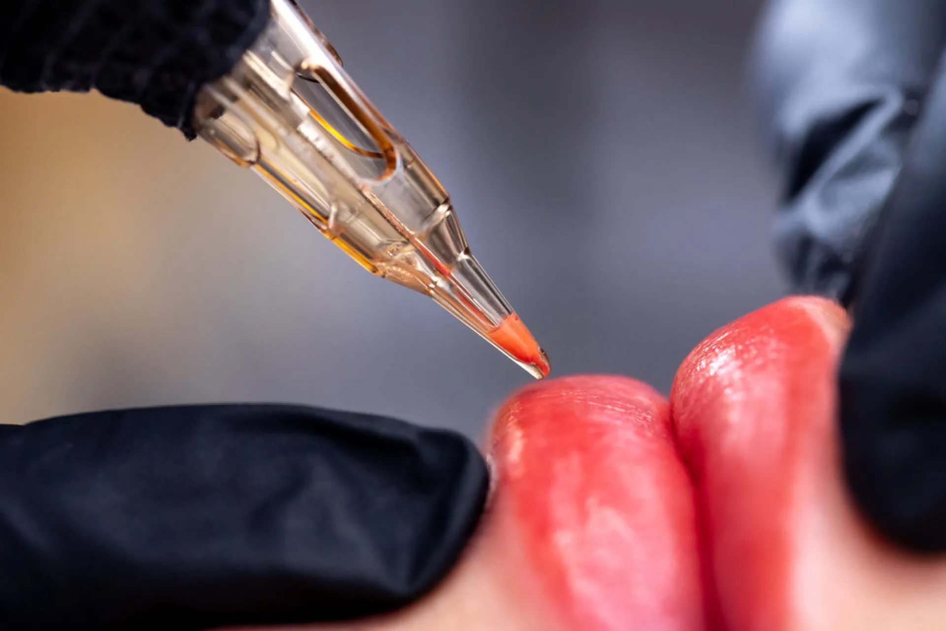 Mulher durante um procedimento de micropigmentação de sobrancelhas, uma forma de tatuagem cosmética.