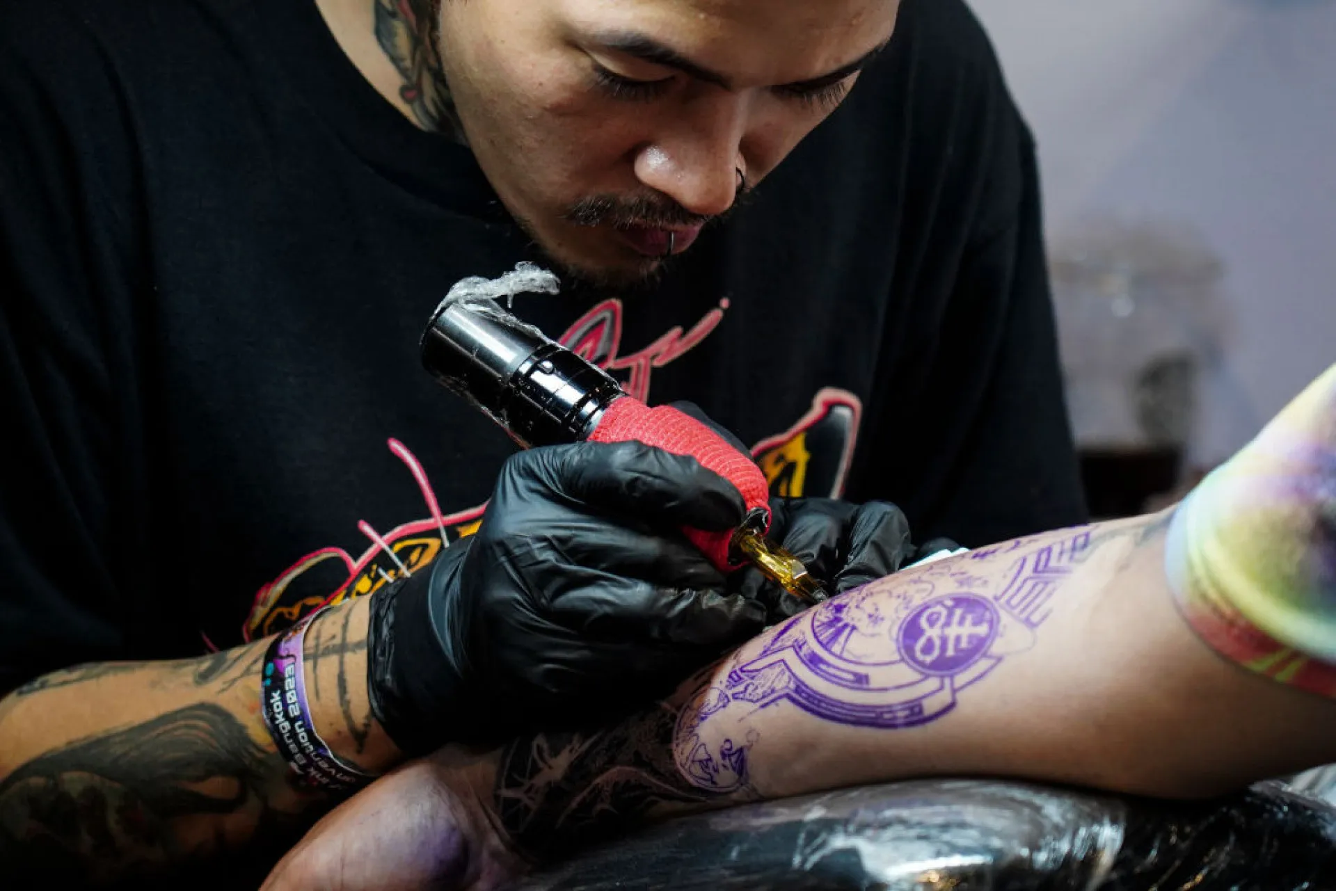 Tatuagem cicatrizada na pele, mostrando como os pigmentos ficam sob a derme.
