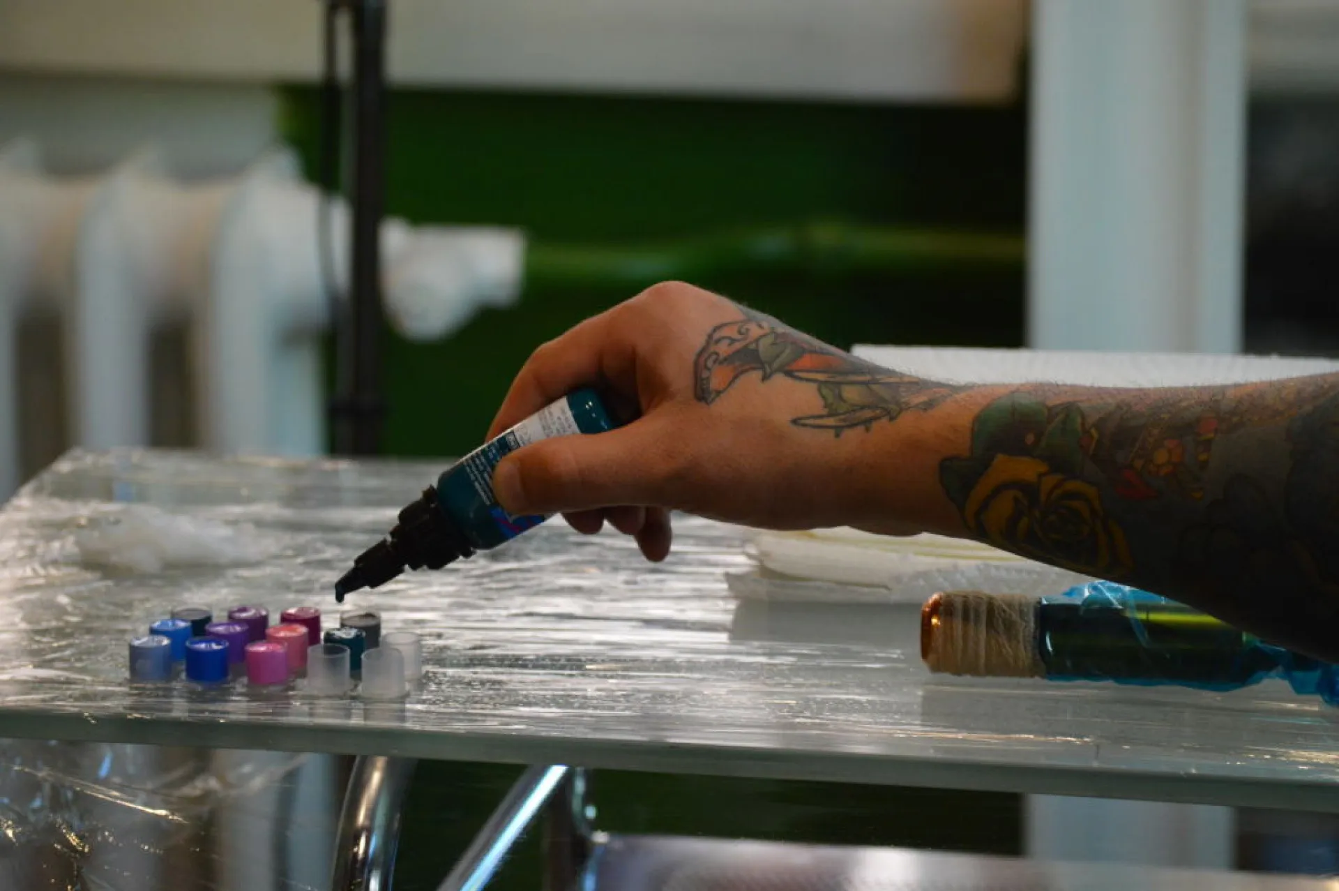 Grupo de pessoas em uma reunião, representando a colaboração entre tatuadores e reguladores.
