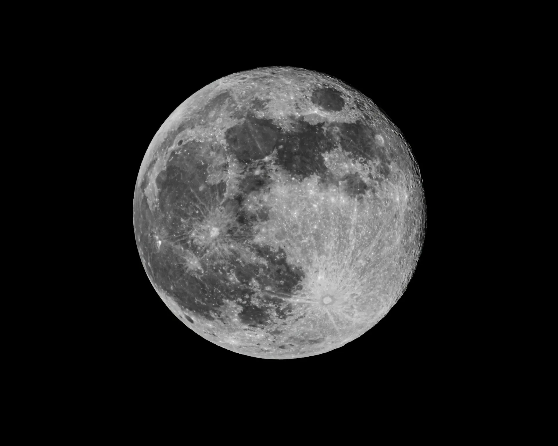 Uma pessoa olhando para a lua cheia sobre a água, refletindo sobre suas emoções.