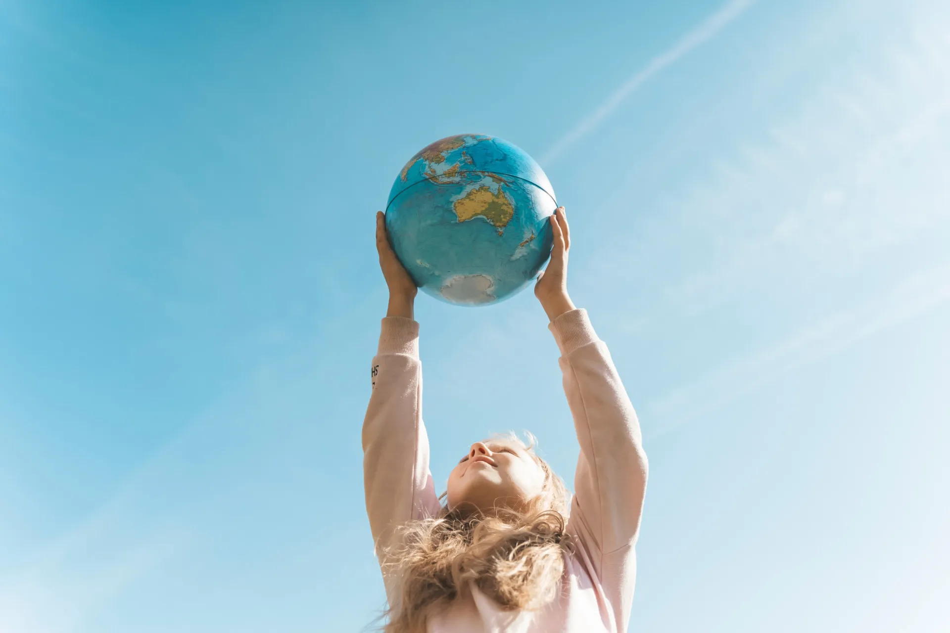 Uma pessoa olhando para um horizonte ensolarado e esperançoso, simbolizando um futuro positivo.