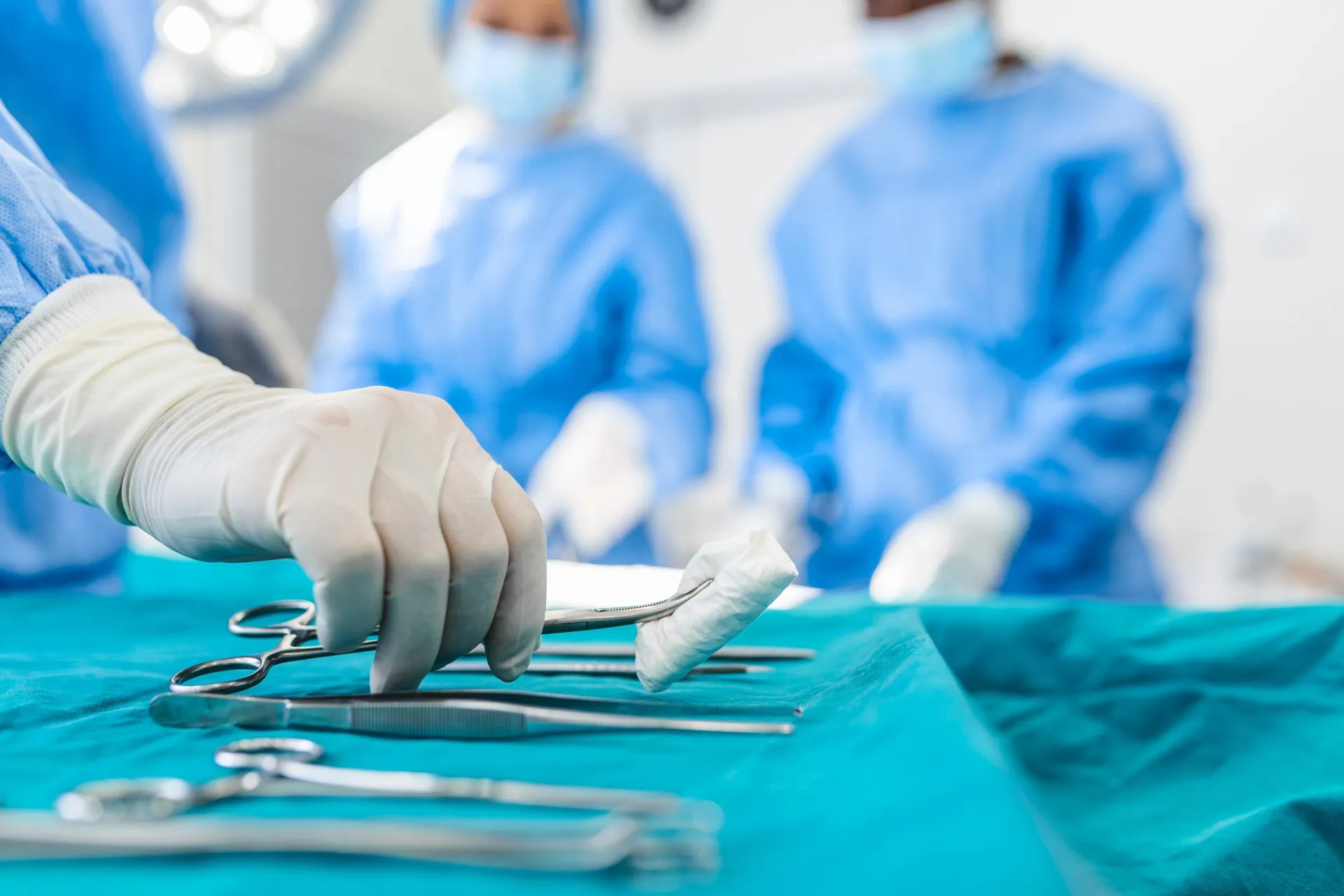 Uma equipe de cirurgiões realizando uma operação em uma sala de cirurgia moderna.