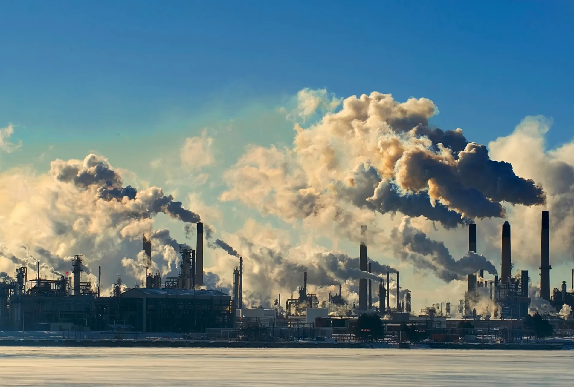 Imagem de uma geleira derretendo ao lado de uma ilustração de bactérias, ligando mudança climática à proliferação de micróbios.