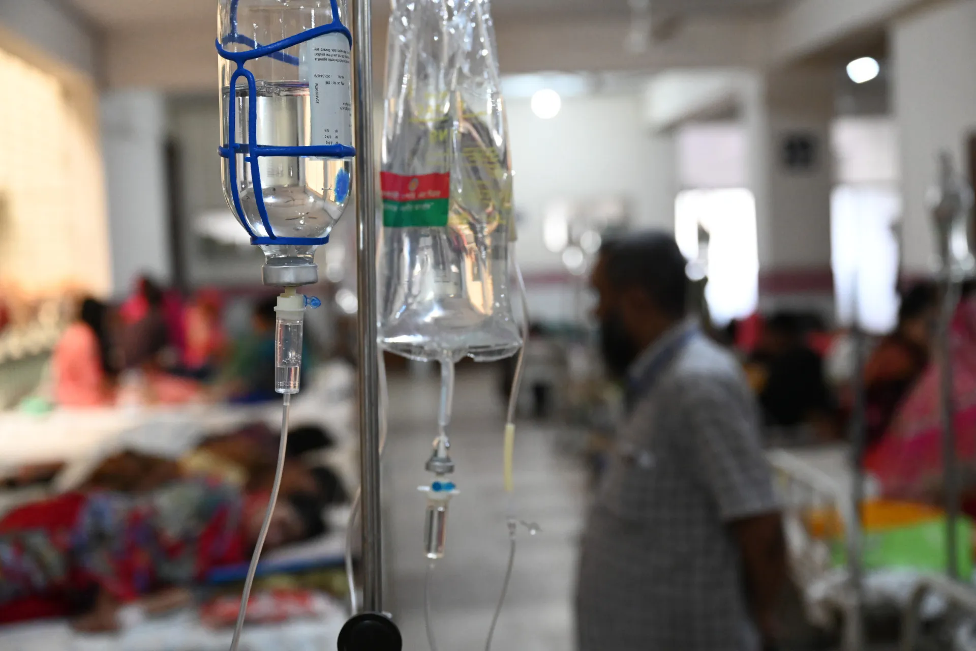Um hospital de campanha em uma área pobre, com recursos limitados e muitos pacientes.