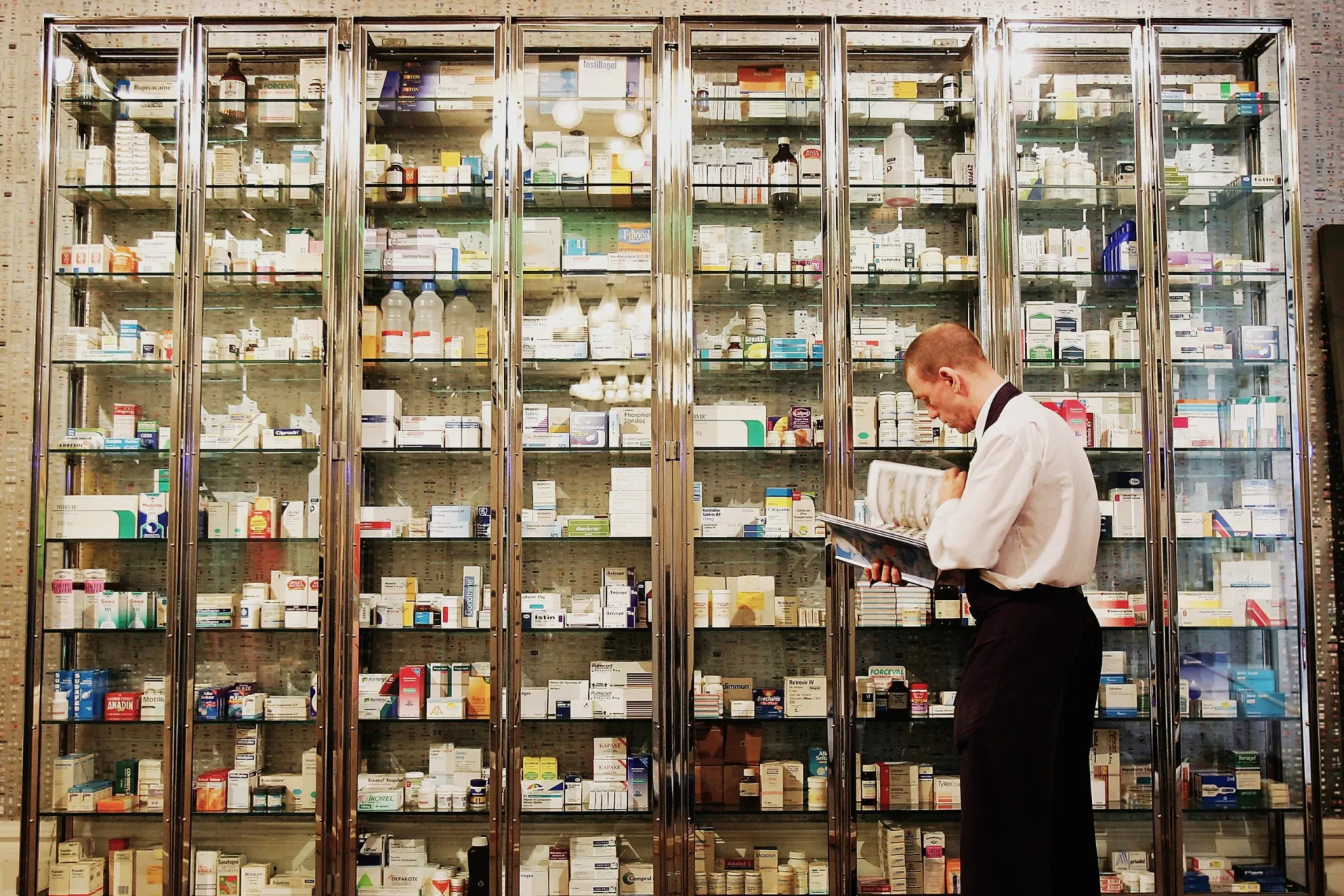 Prateleiras de uma farmácia com diversos medicamentos, questionando a ausência de produtos de fagos.