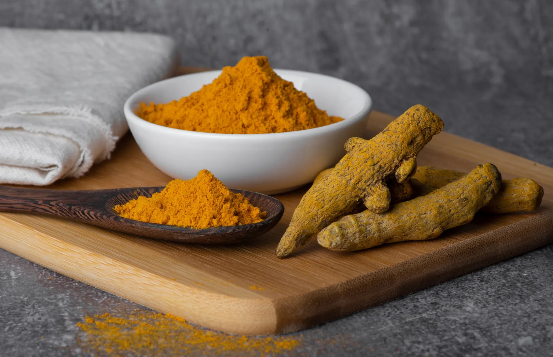 Chá de cúrcuma em uma xícara de vidro, com uma pitada de pimenta-do-reino por cima.