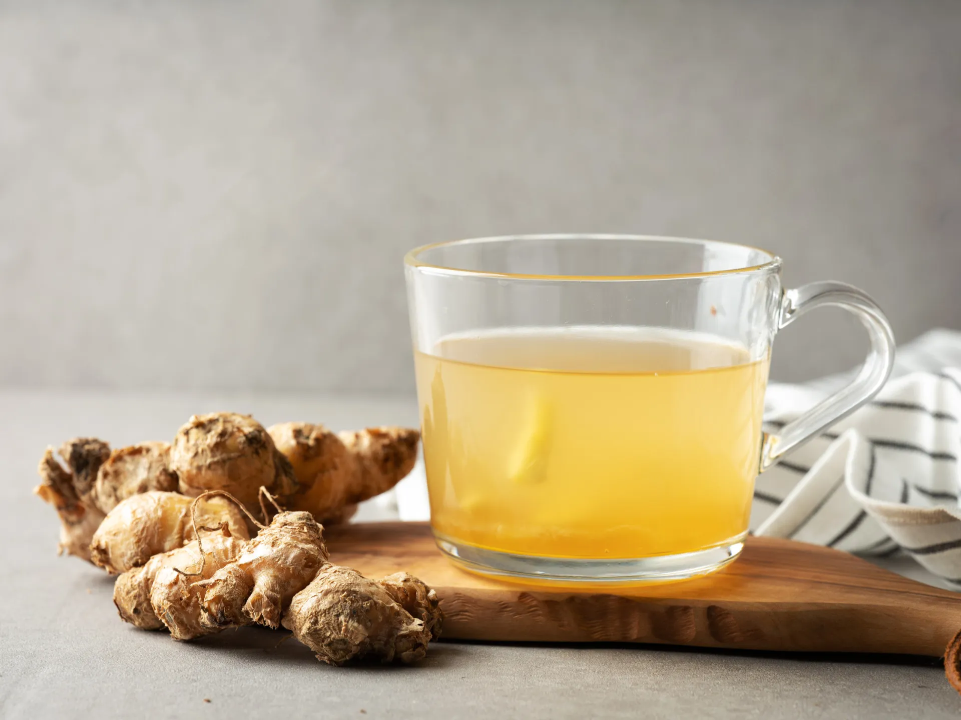 Pedaços de raiz de gengibre fresca, mostrando sua textura fibrosa e aroma pungente.