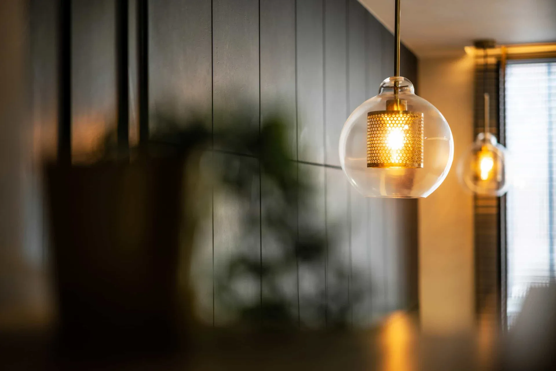 Ambiente de sala de estar com iluminação suave e quente vinda de um abajur.