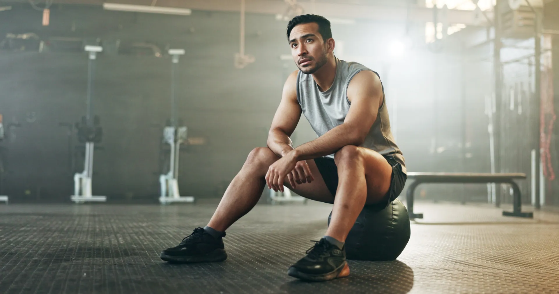 Pessoa olhando para sua agenda e encaixando o treino noturno de forma conveniente.