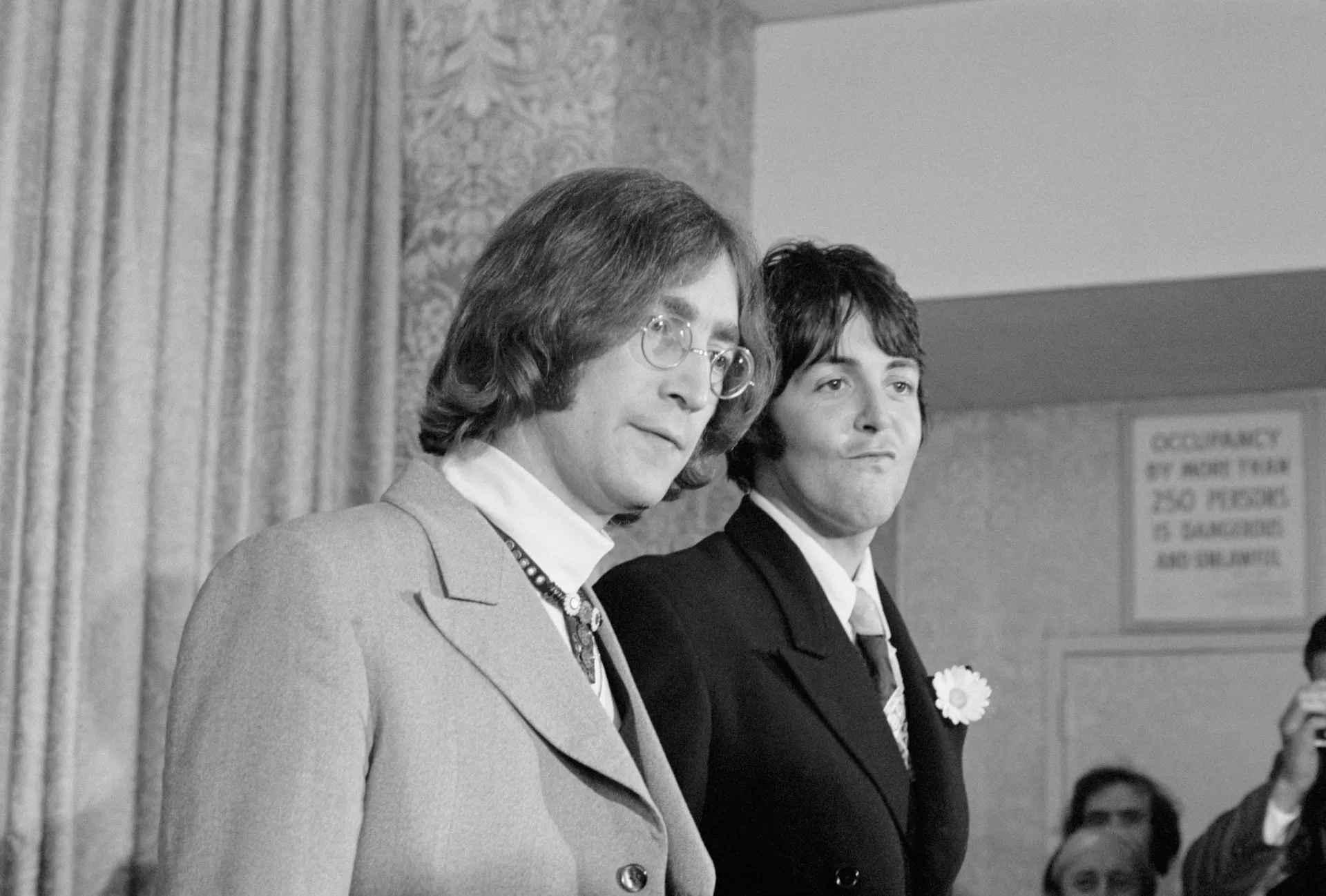 John Lennon e Paul McCartney compondo juntos ao violão, em um momento de parceria.