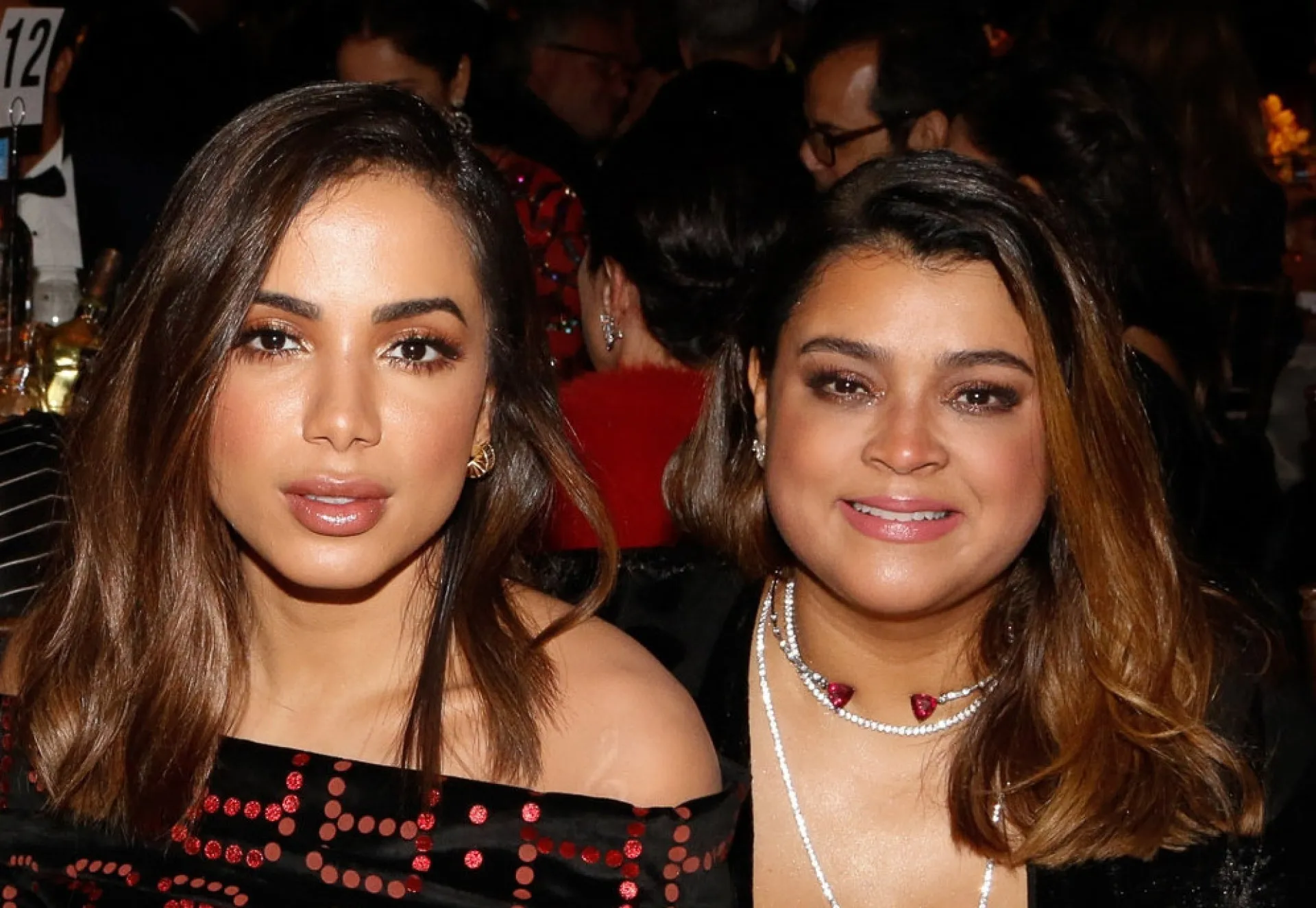 Anitta e Preta Gil sorrindo juntas em um evento público.