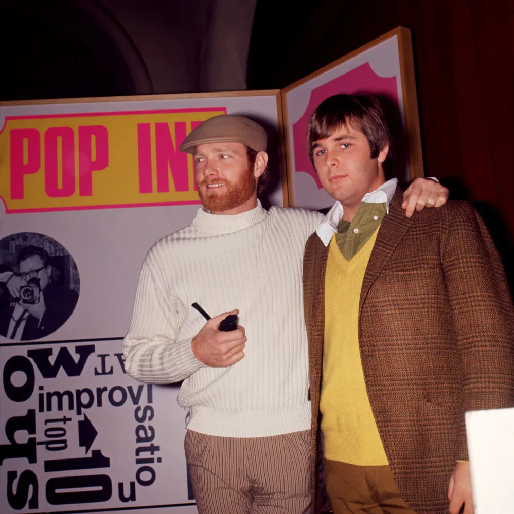 Brian Wilson e Mike Love, dos Beach Boys, em uma foto de época da banda.