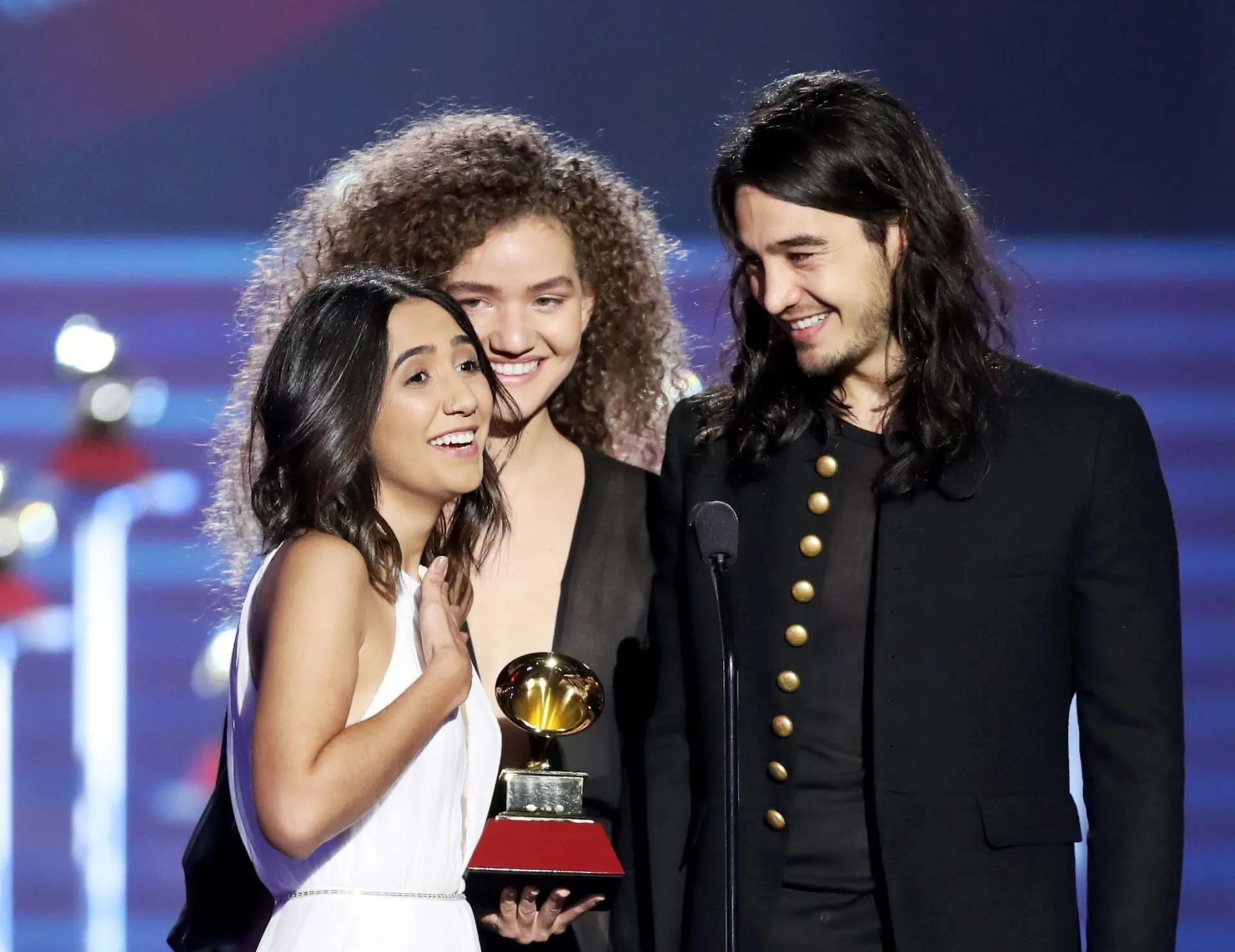 A dupla Anavitória e o cantor Tiago Iorc em montagem de fotos.