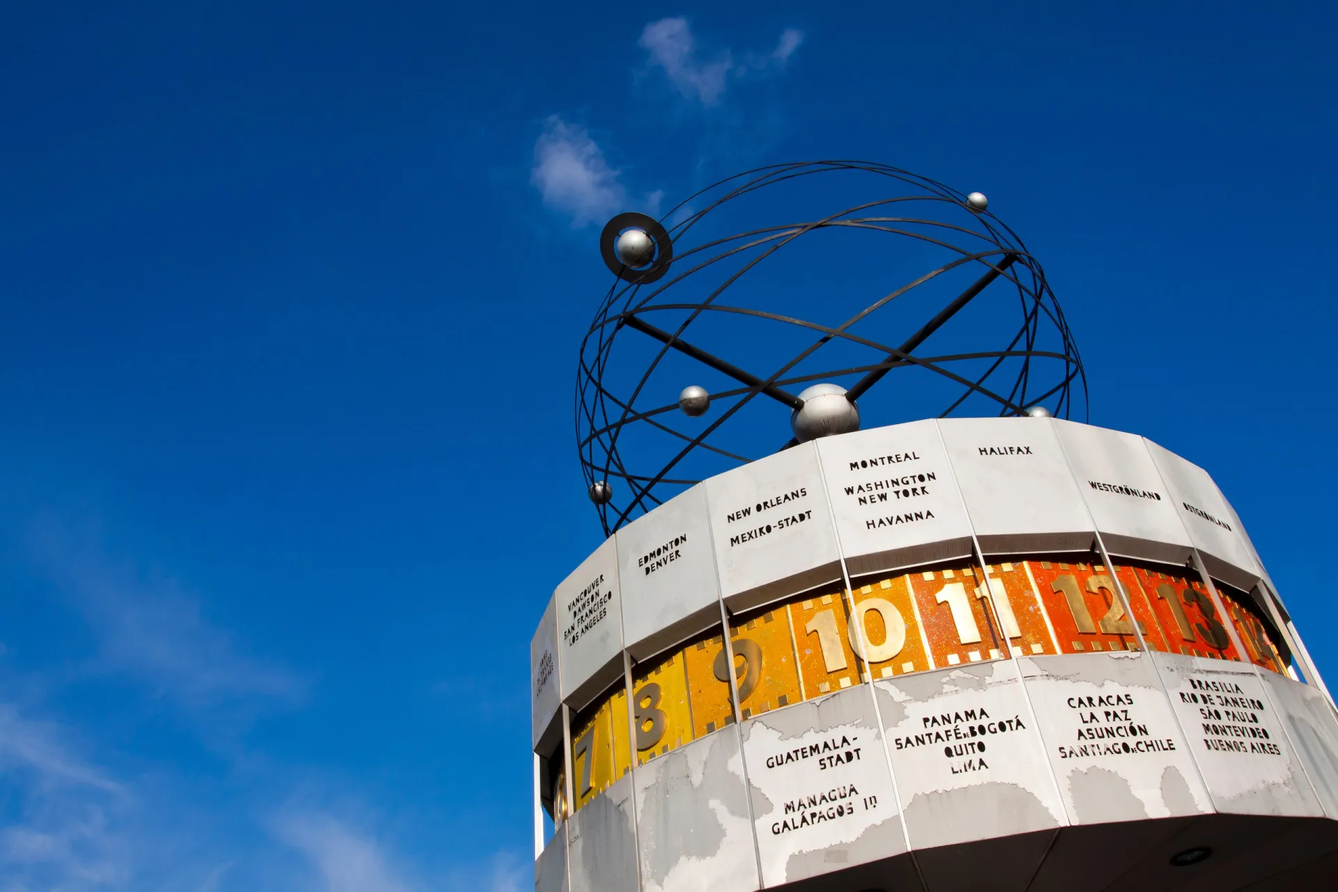 Satélites de GPS orbitando a Terra, dependendo de uma cronometragem perfeita para funcionar.