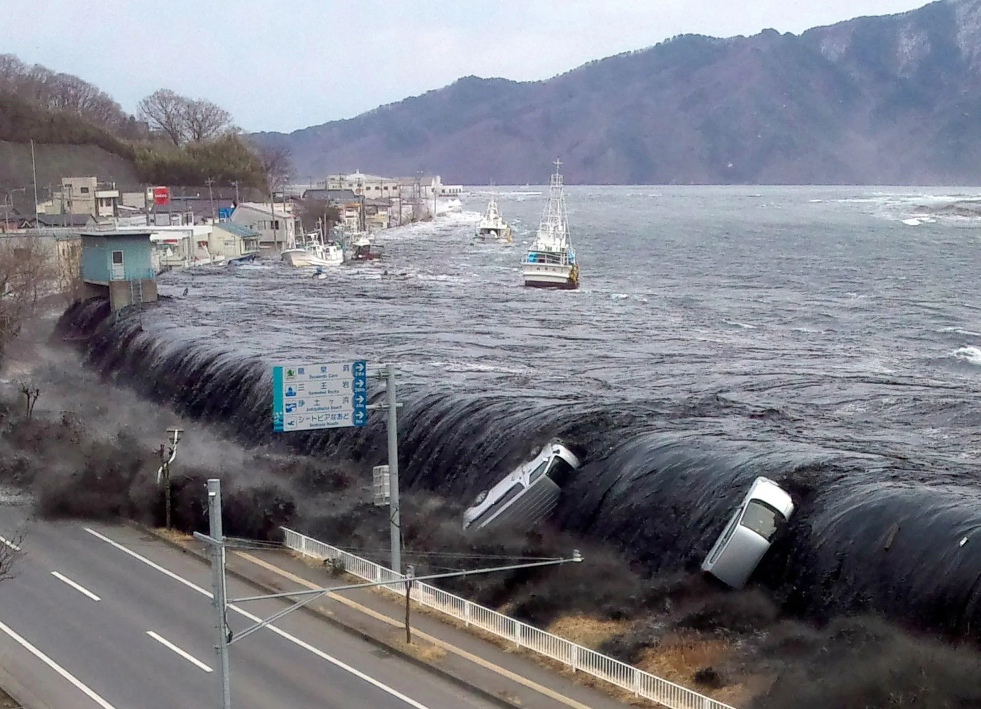 Ondas gigantes de um tsunami se aproximando da costa, demonstrando sua força devastadora.