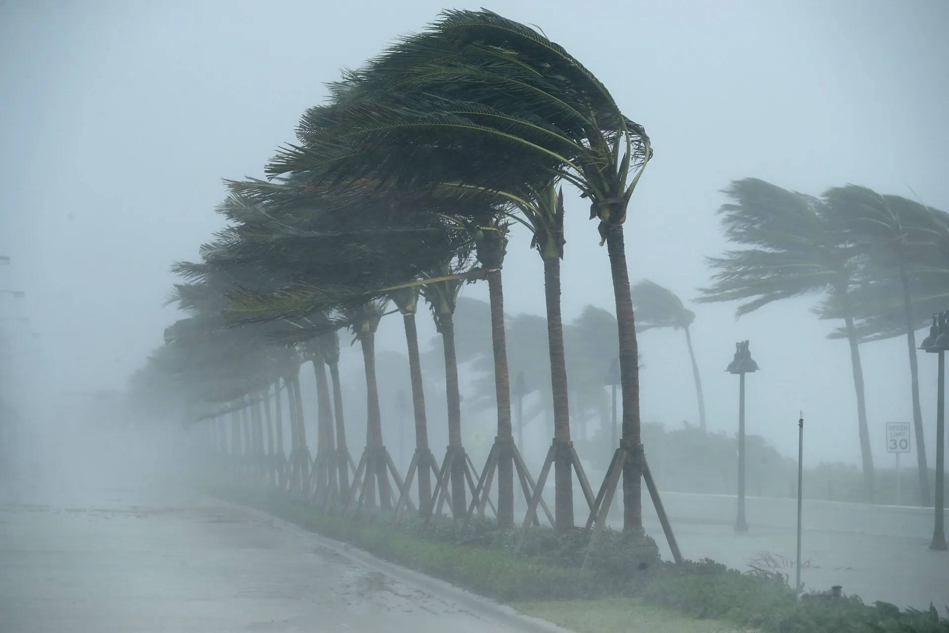 Uma imagem dramática de um furacão ou terremoto, mostrando o poder dos desastres naturais.