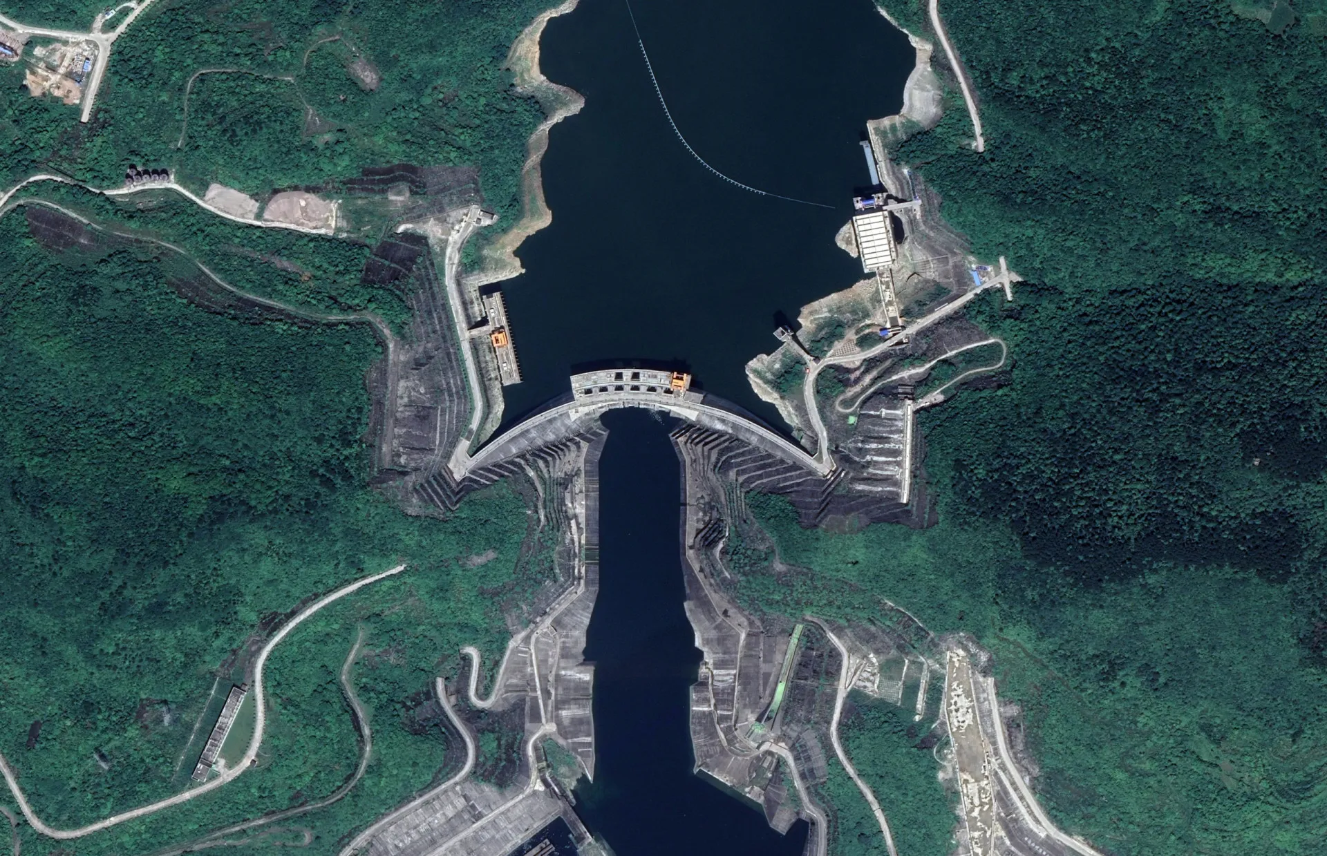 Área desmatada e solo erodido perto de um rio, simbolizando o impacto ambiental.