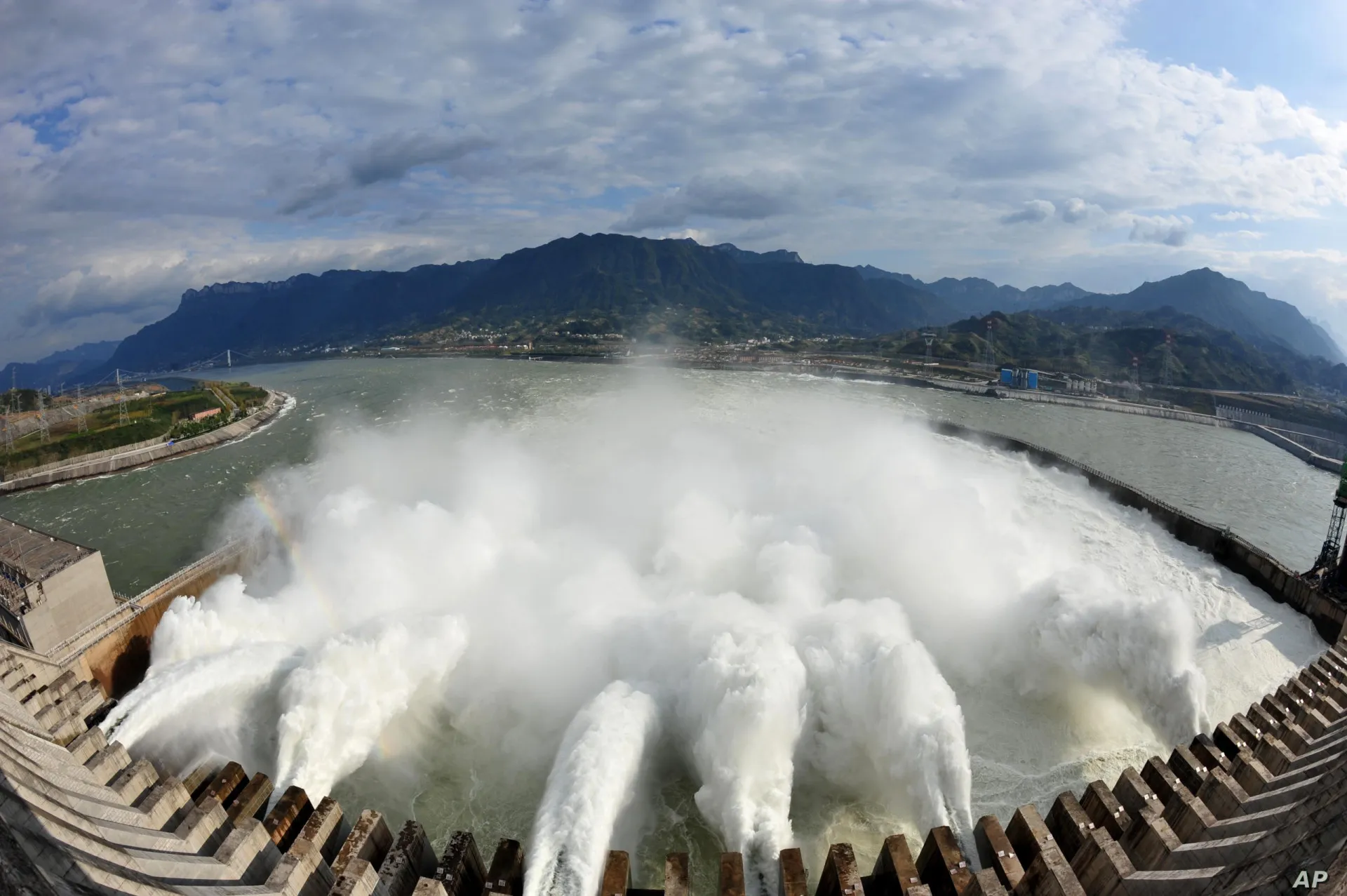 Engenheiros chineses em uma sala de controle monitorando as operações da barragem.