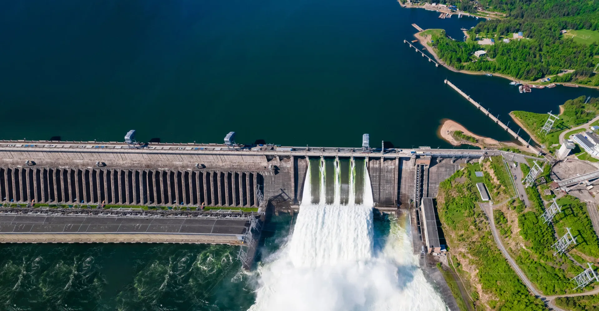 Operários trabalhando na construção da Barragem das Três Gargantas, mostrando a escala humana em comparação à estrutura.