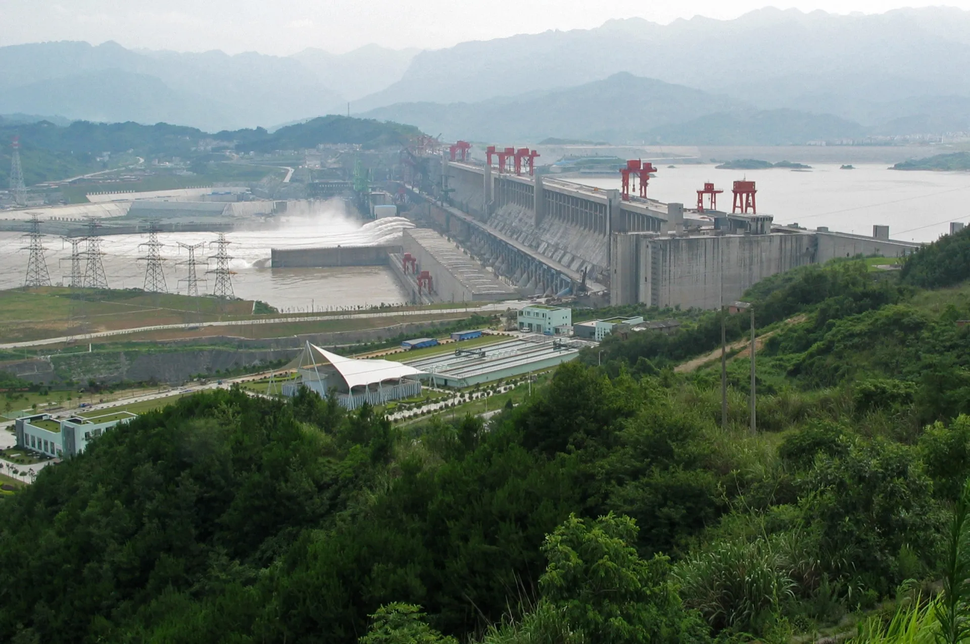 A Barragem das Três Gargantas vista de frente, com a água fluindo por suas comportas.